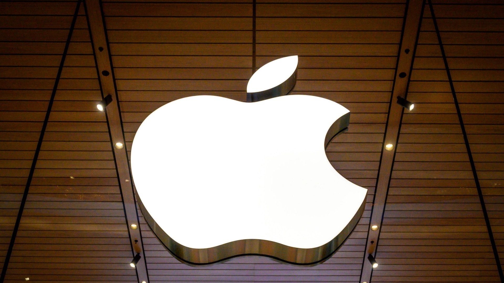 Logo des US-Konzerns Apple an einer Fassade | AFP