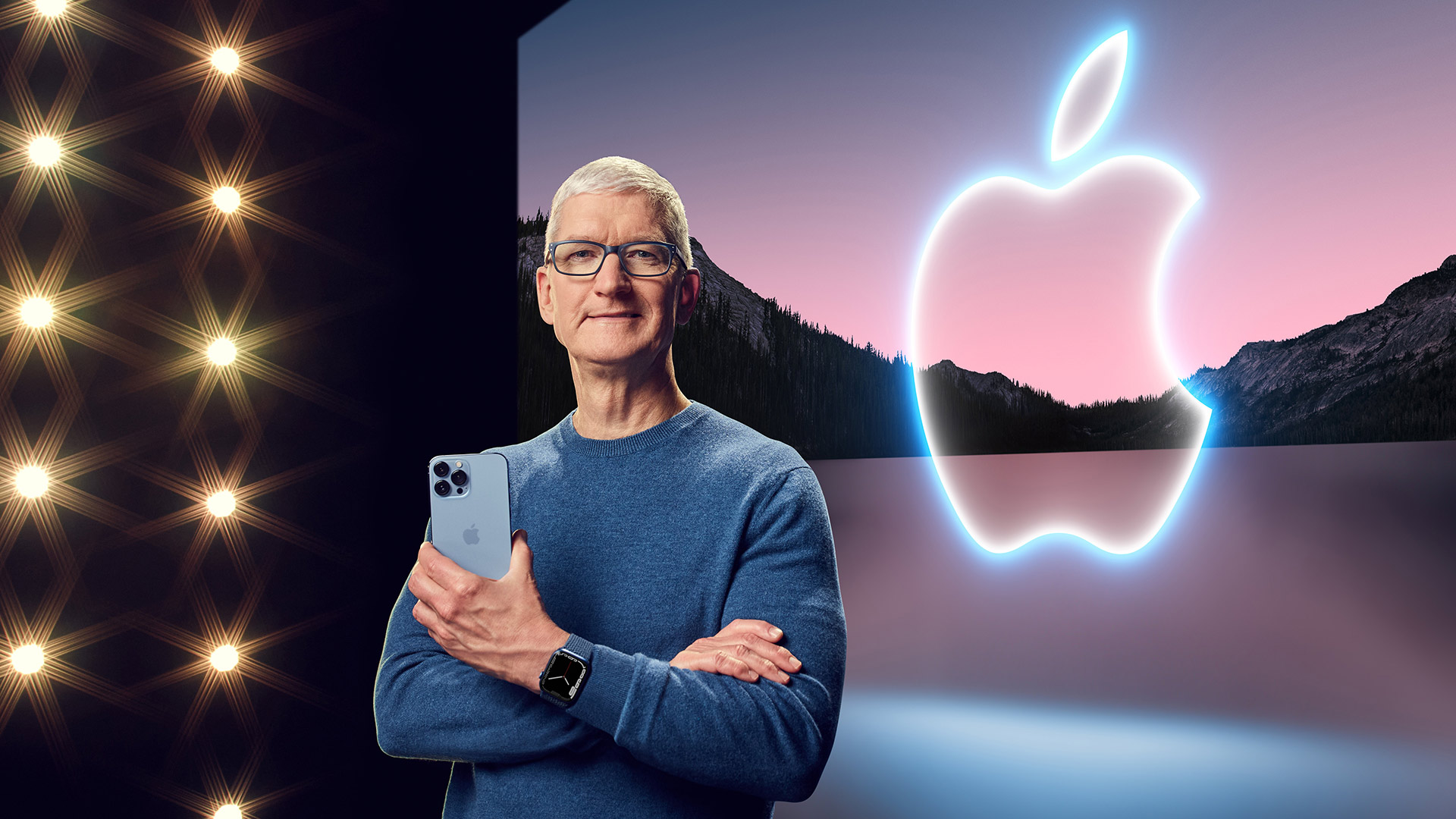 Apple-Chef Tim Cook präsentiert das iPhone 13 | picture alliance/dpa/Apple