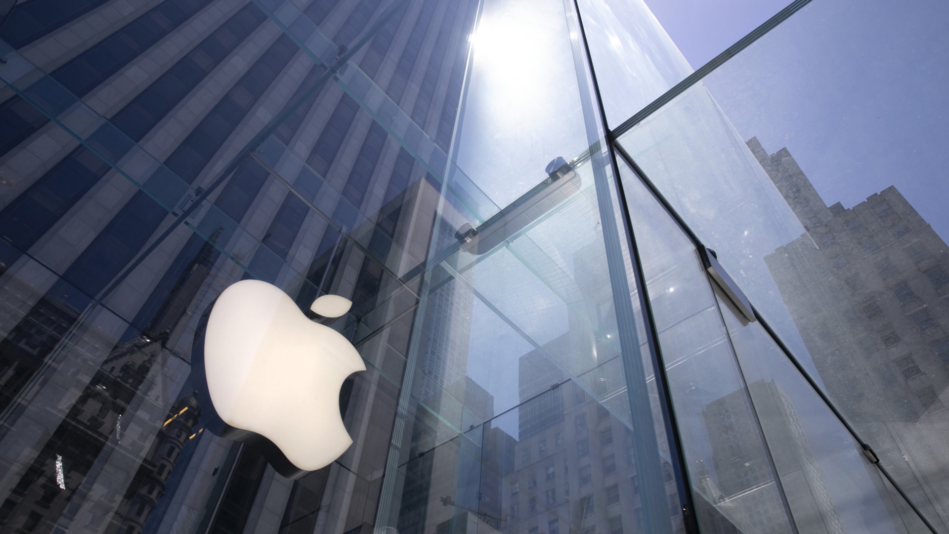 Das Logo des Apple-Konzerns prangt an einem Geschäft in New York. | AP