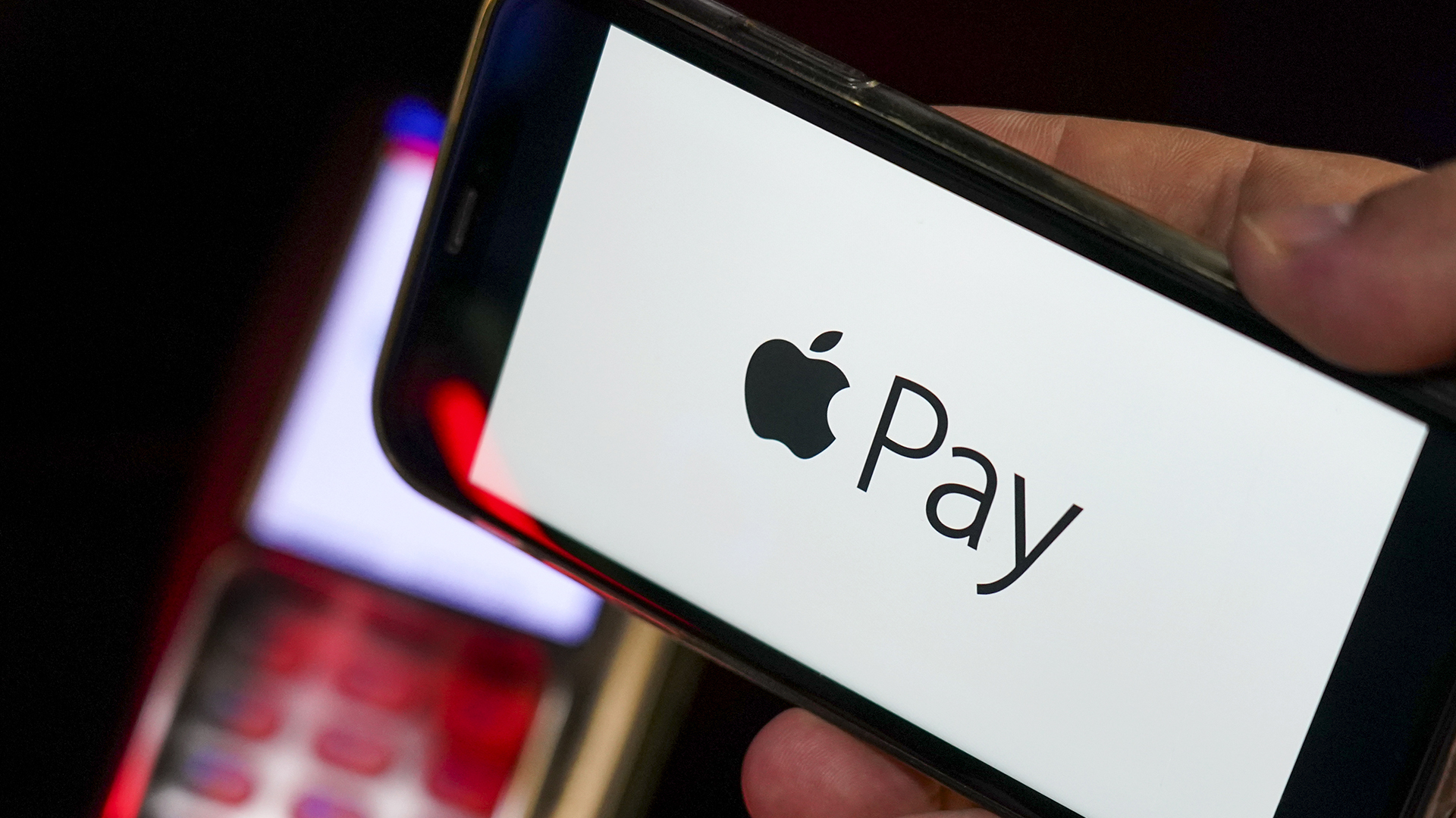 Das "Apple Pay"-Logo wird auf einem Smartphone angezeigt. | picture alliance / AA