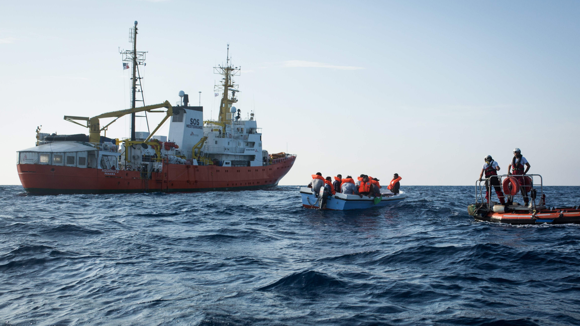 Die "Aquarius 2" rettet im Mittelmeer Flüchtlinge von einem kleinen Boot. | Bildquelle: AFP
