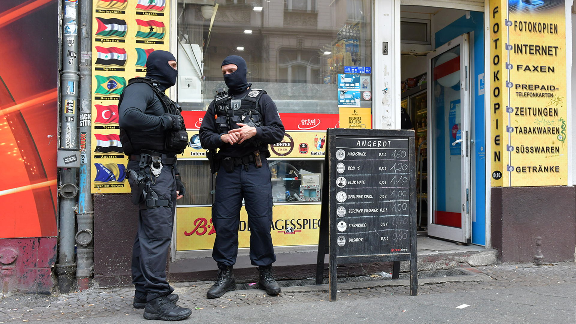 Einsatzkräfte stehen vor einem Kiosk im Stadtteil Neukölln.  | picture alliance/dpa