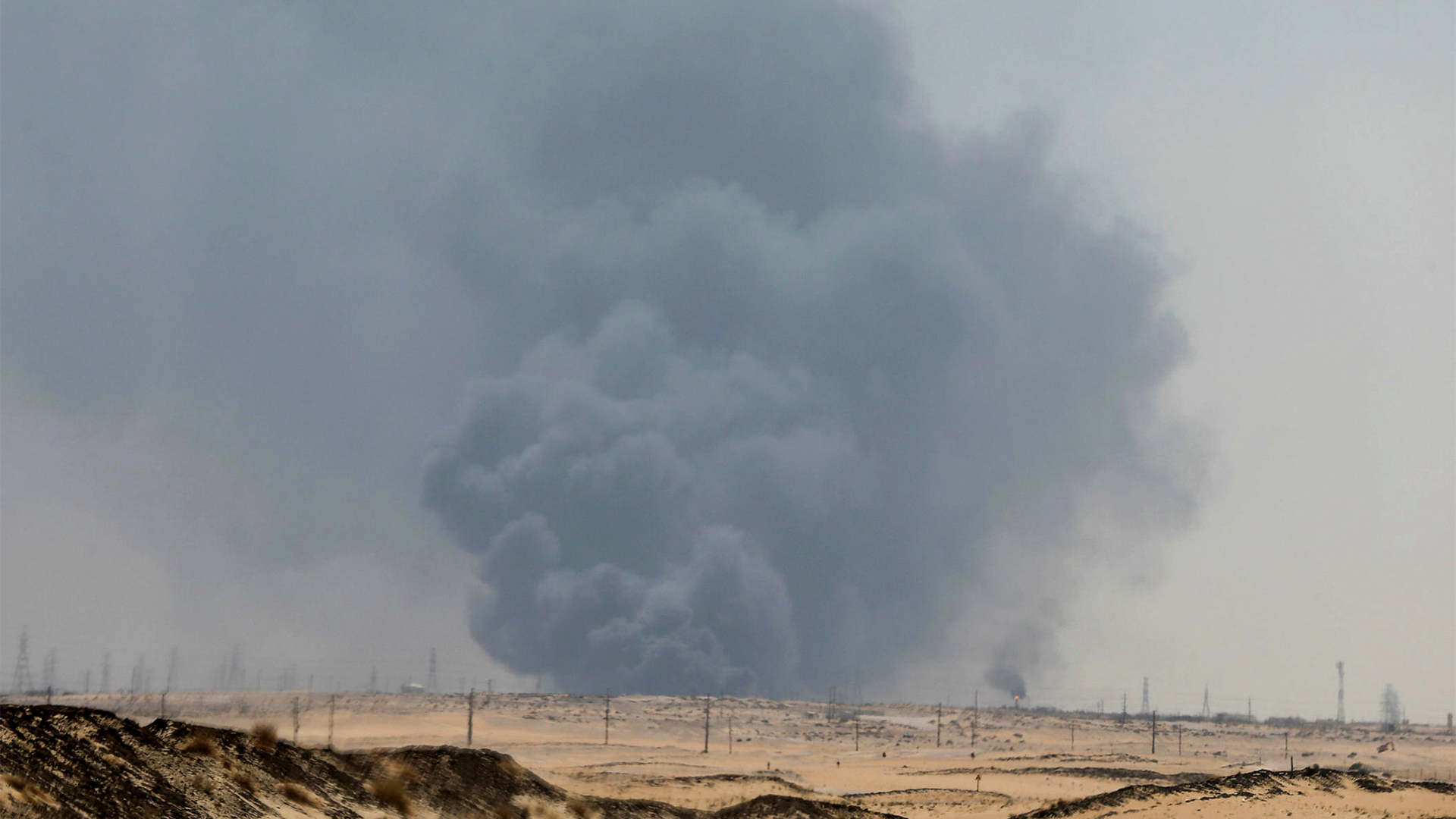 Rauchschwaden am Himmel nach dem Drohnenangriff auf eine Ölraffinerie | REUTERS