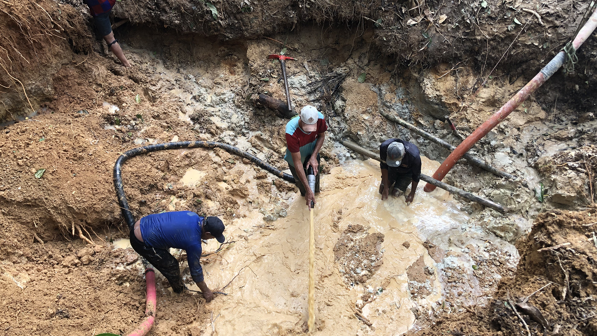 Goldgräber arbeiten in einem Wasserloch im Amazonas. | ARD-Studio Rio