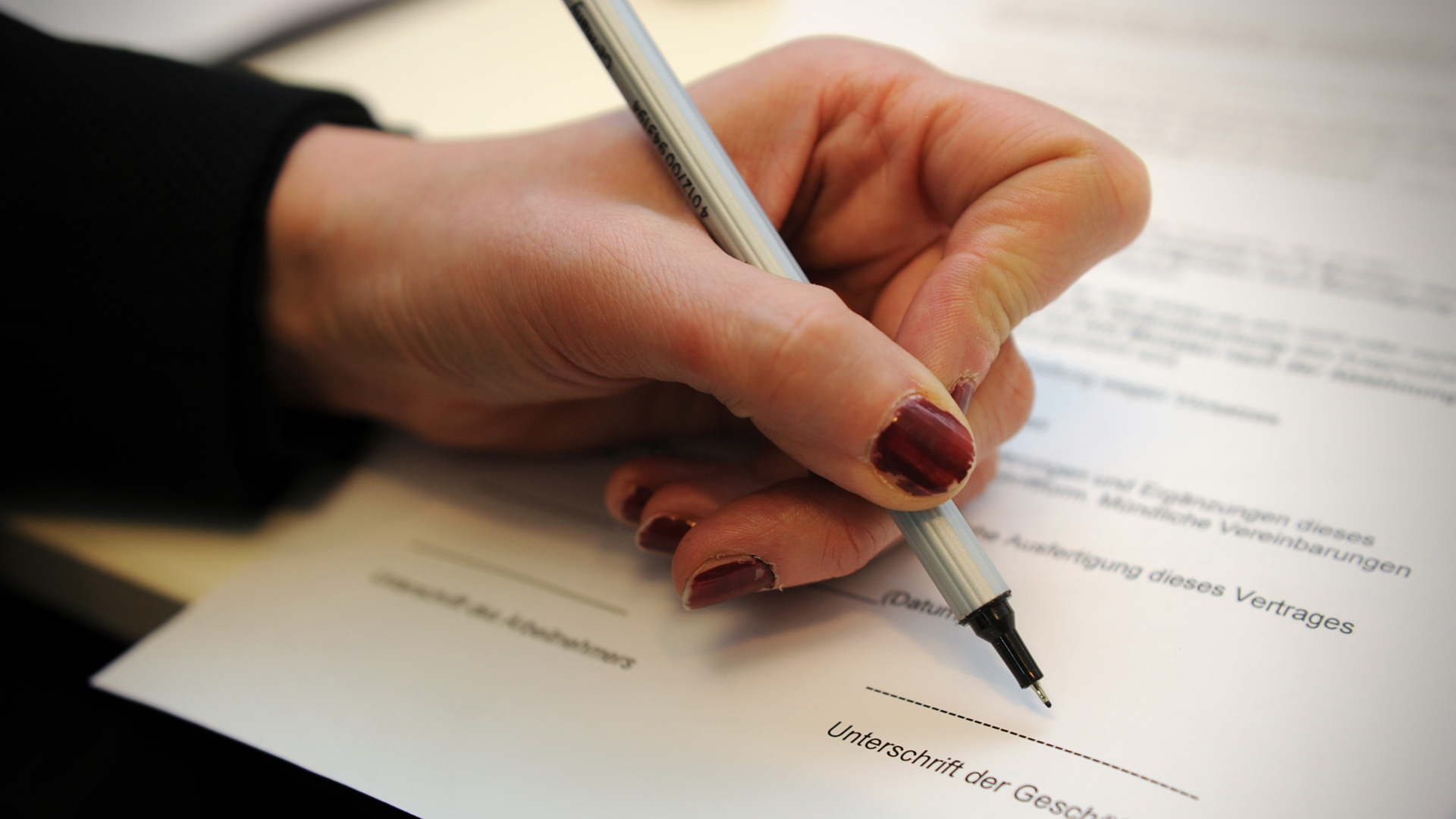 Ein Arbeitsvertrag wird arbeitgeberseitig unterschrieben (Symbolbild). | Bildquelle: dpa
