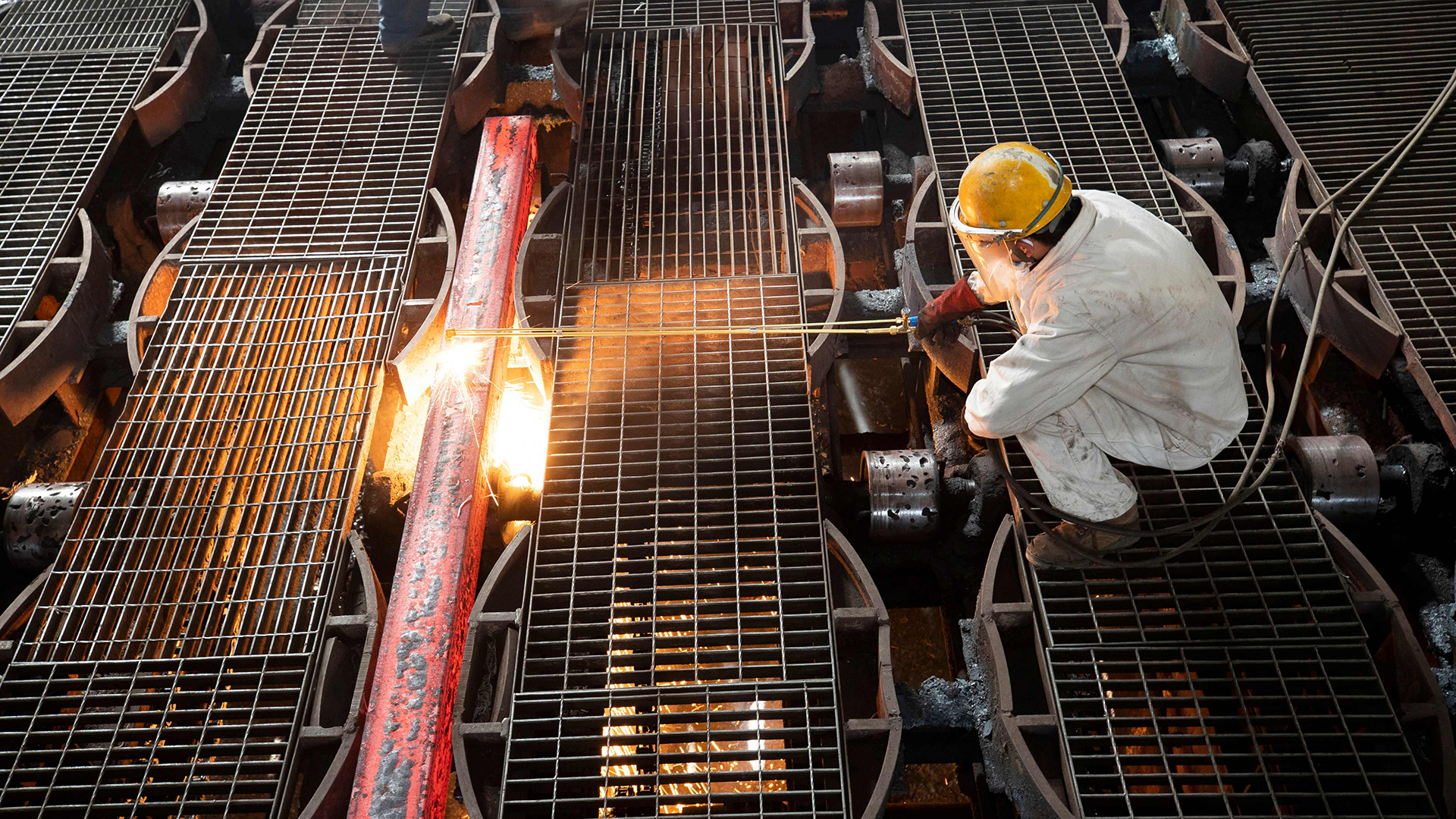 Ein Arbeiter arbeitet in einem Stahlwerk in Lianyungang, in Chinas östlicher Provinz Jiangsu. | AFP