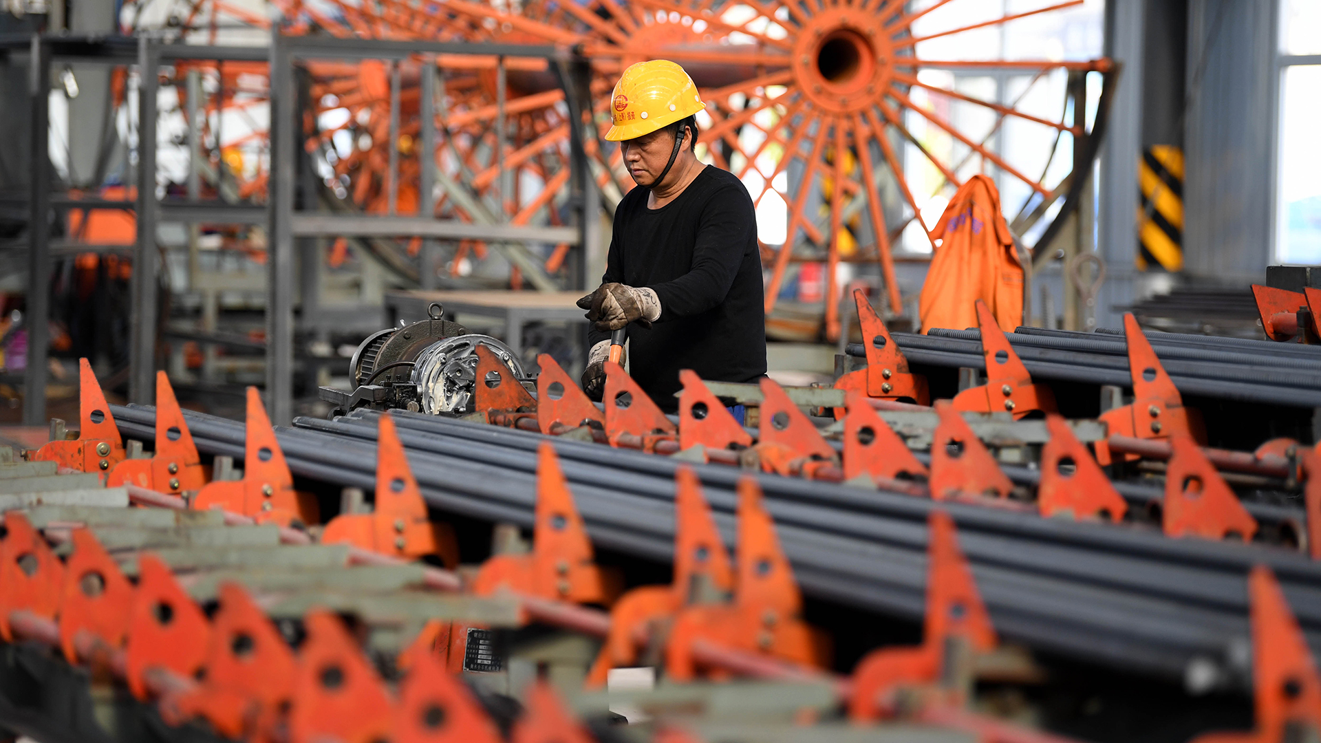 Ein Arbeiter arbeitet auf der Baustelle einer Seebrücke in Anqing (China).  | dpa