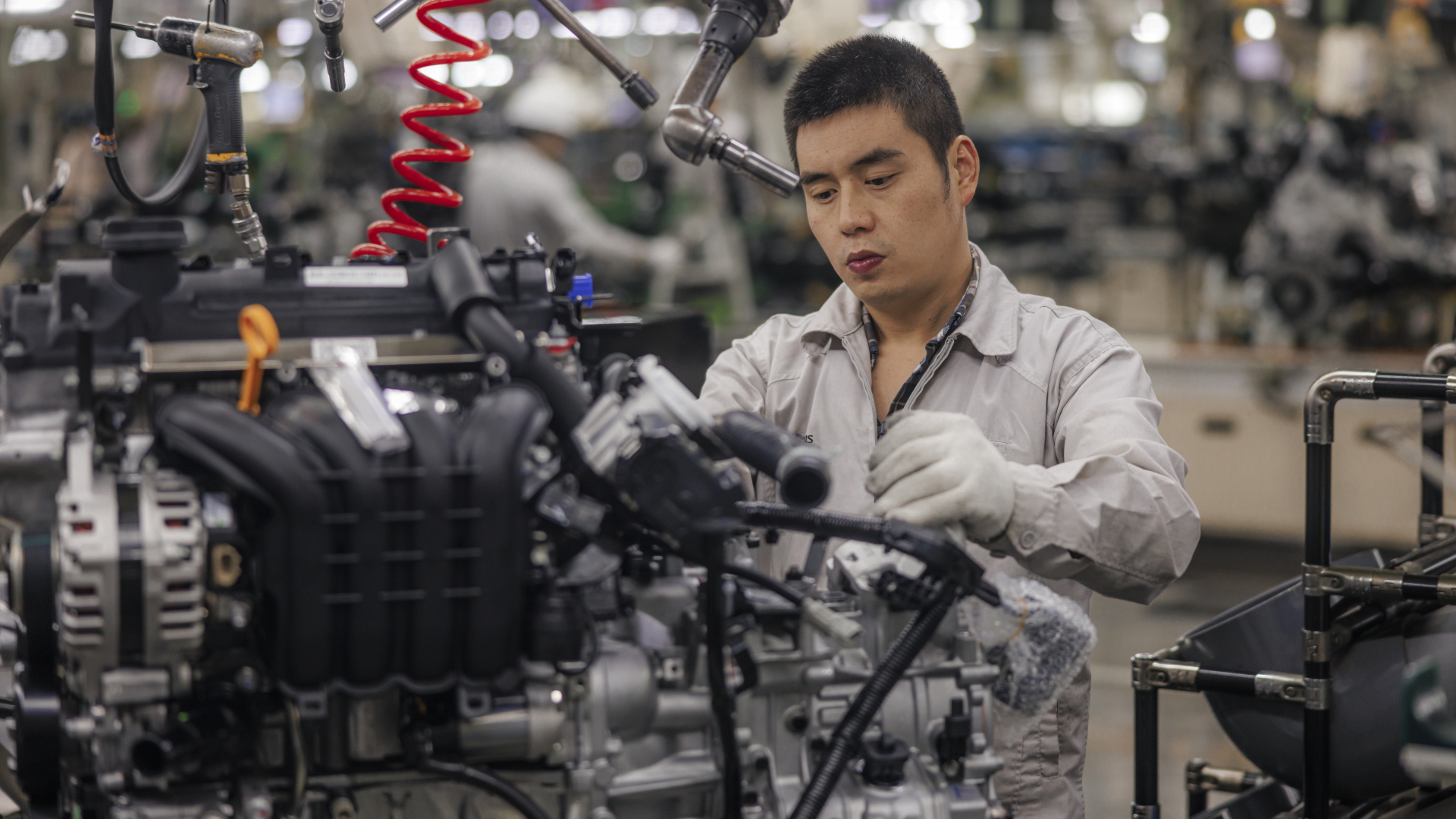 Ein Mann arbeitet in der Fabrik von Hyundai Mobis in Yancheng (China). | EPA