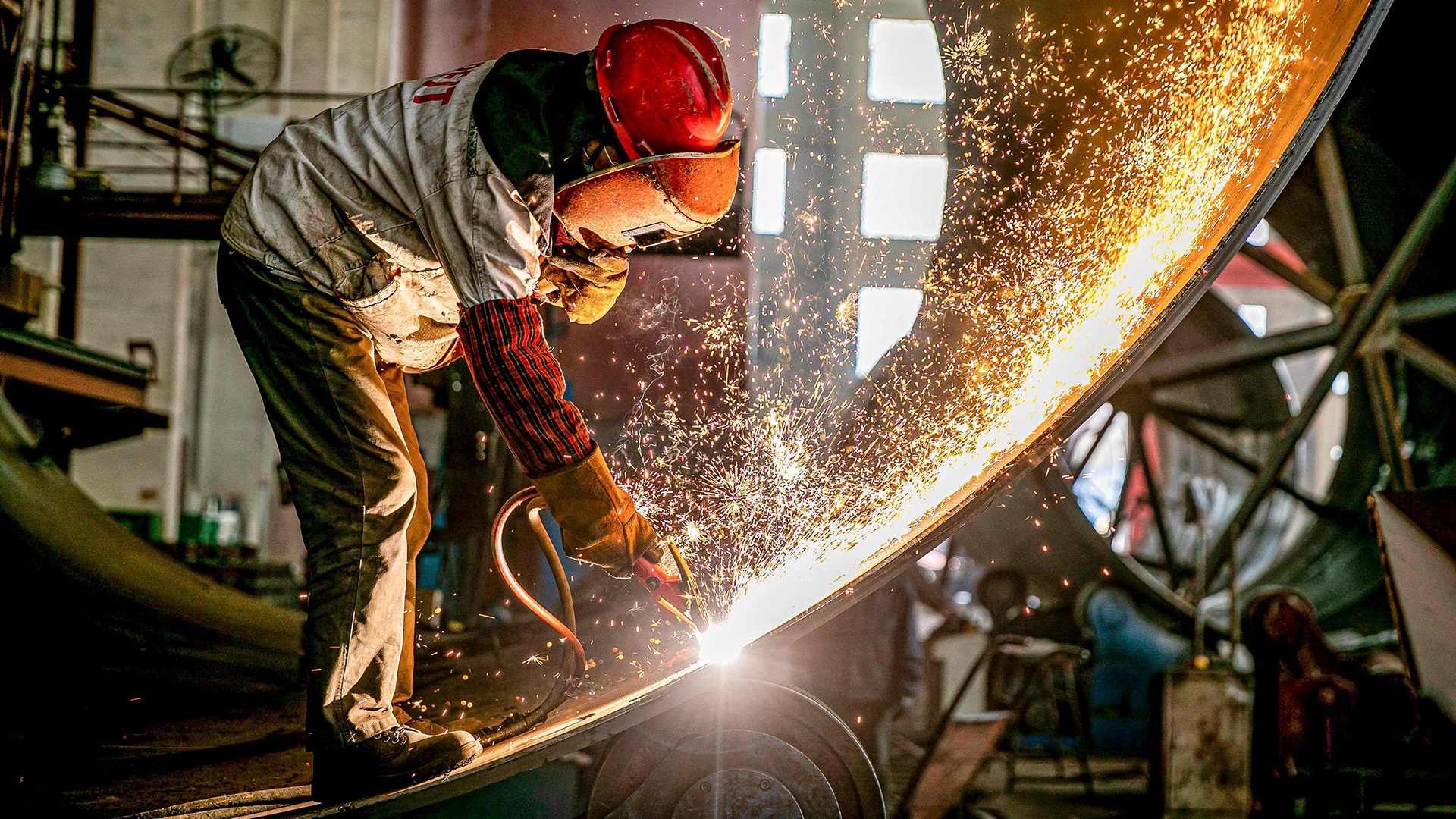 Ein Arbeiter stellt in einer Fabrik in Nantong (China) technische Geräte für den Export her. | AFP