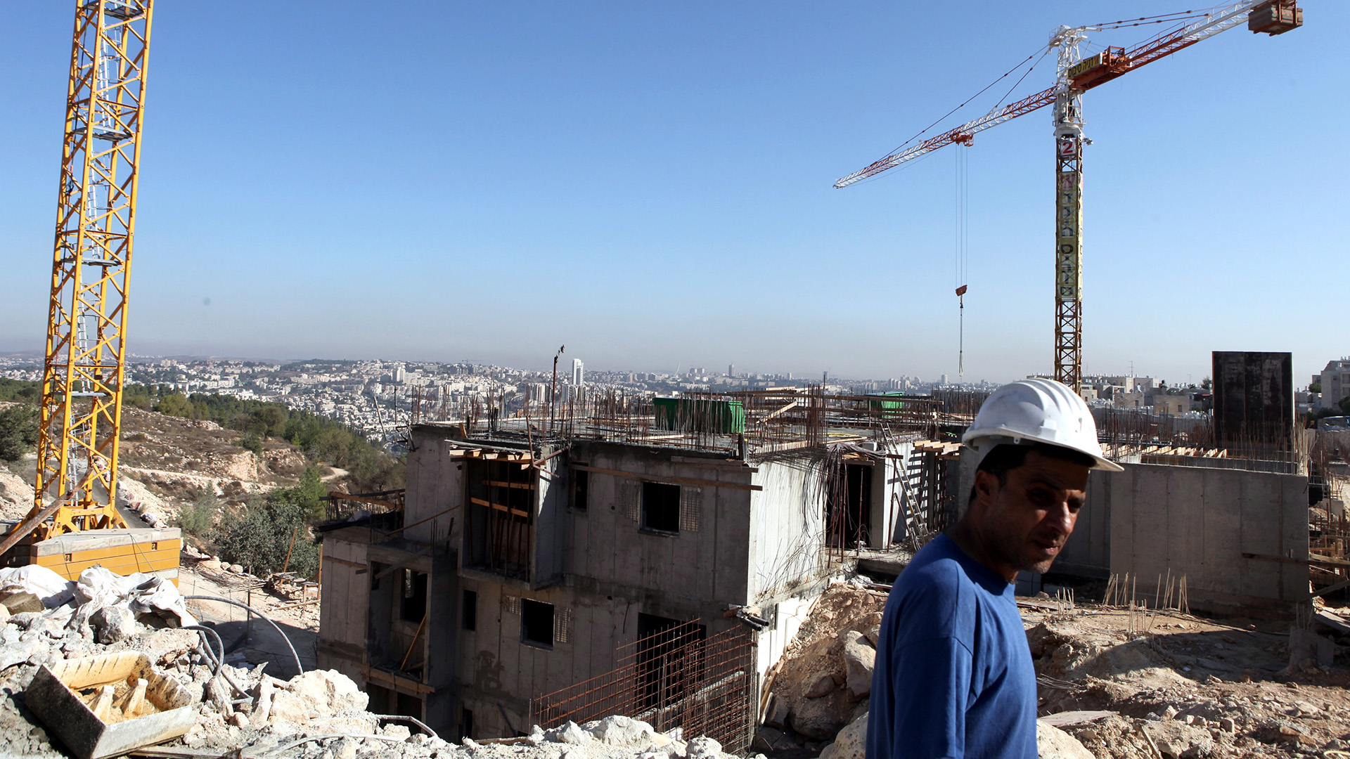 Ein palästinensischer Arbeiter auf einer Baustelle in Gilo, einer jüdischen Siedlung in Jerusalem. (Archivbild: 28.09.2011) | picture alliance / dpa