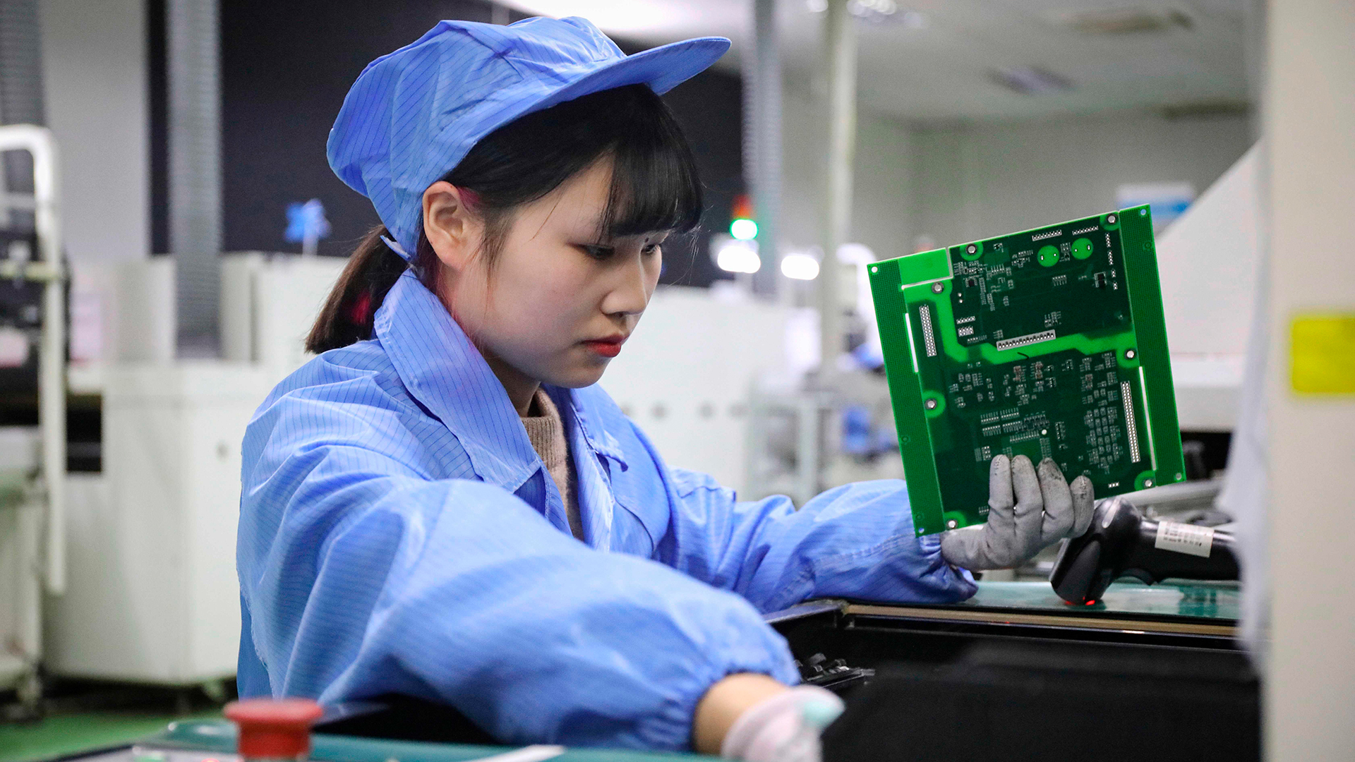 Eine Mitarbeiterin bei der Arbeit an Photovoltaik-Produkten in der Werkstatt eines Unternehmens für erneuerbare Energien in Tonglu, in der ostchinesischen Provinz Zhejiang.  | AFP