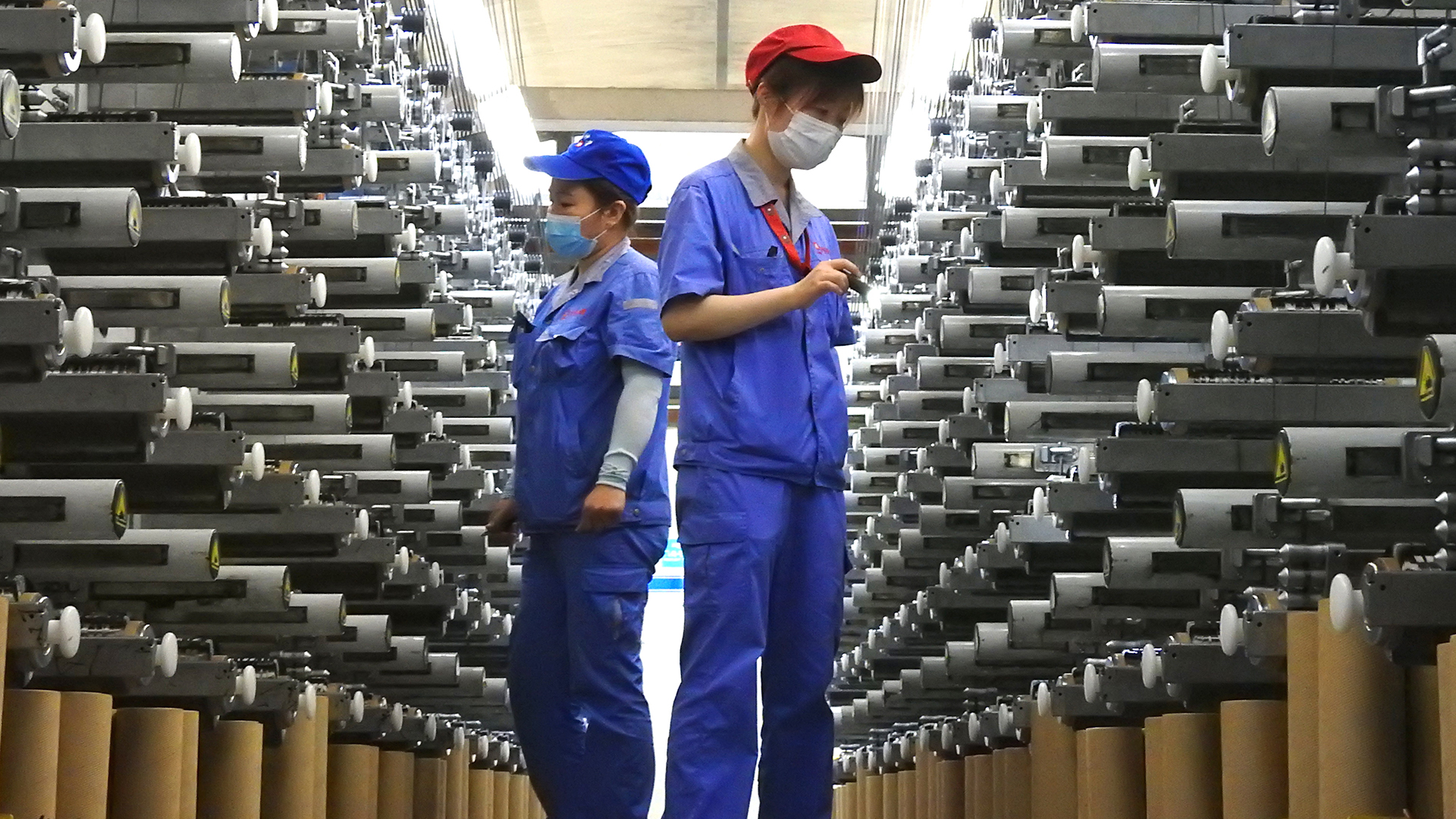 Arbeiterinnen überprüfen eine Produktionslinie im Lianyungang Economic and Technological Development Area in Lianyungang in der ostchinesischen Provinz Jiangsu. | dpa