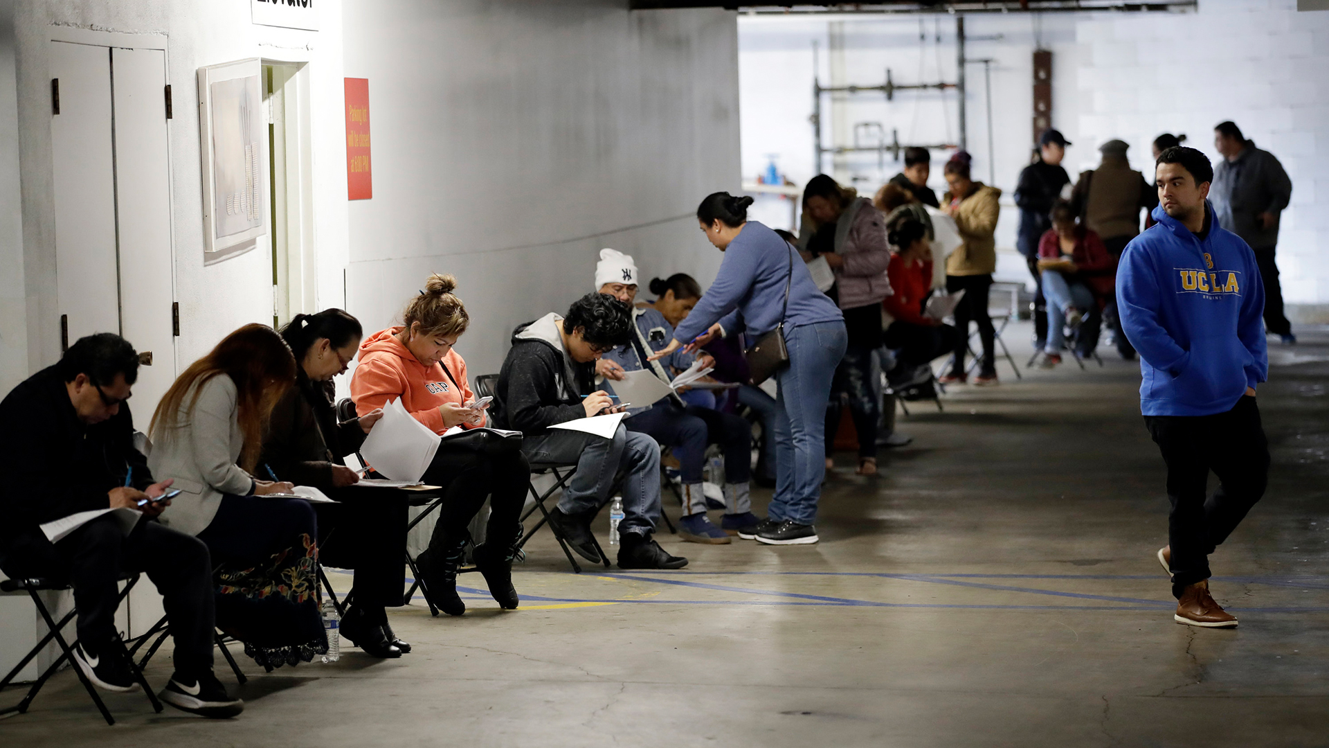 Menschen beantragen Arbeitslosengeld in Los Angeles | AP