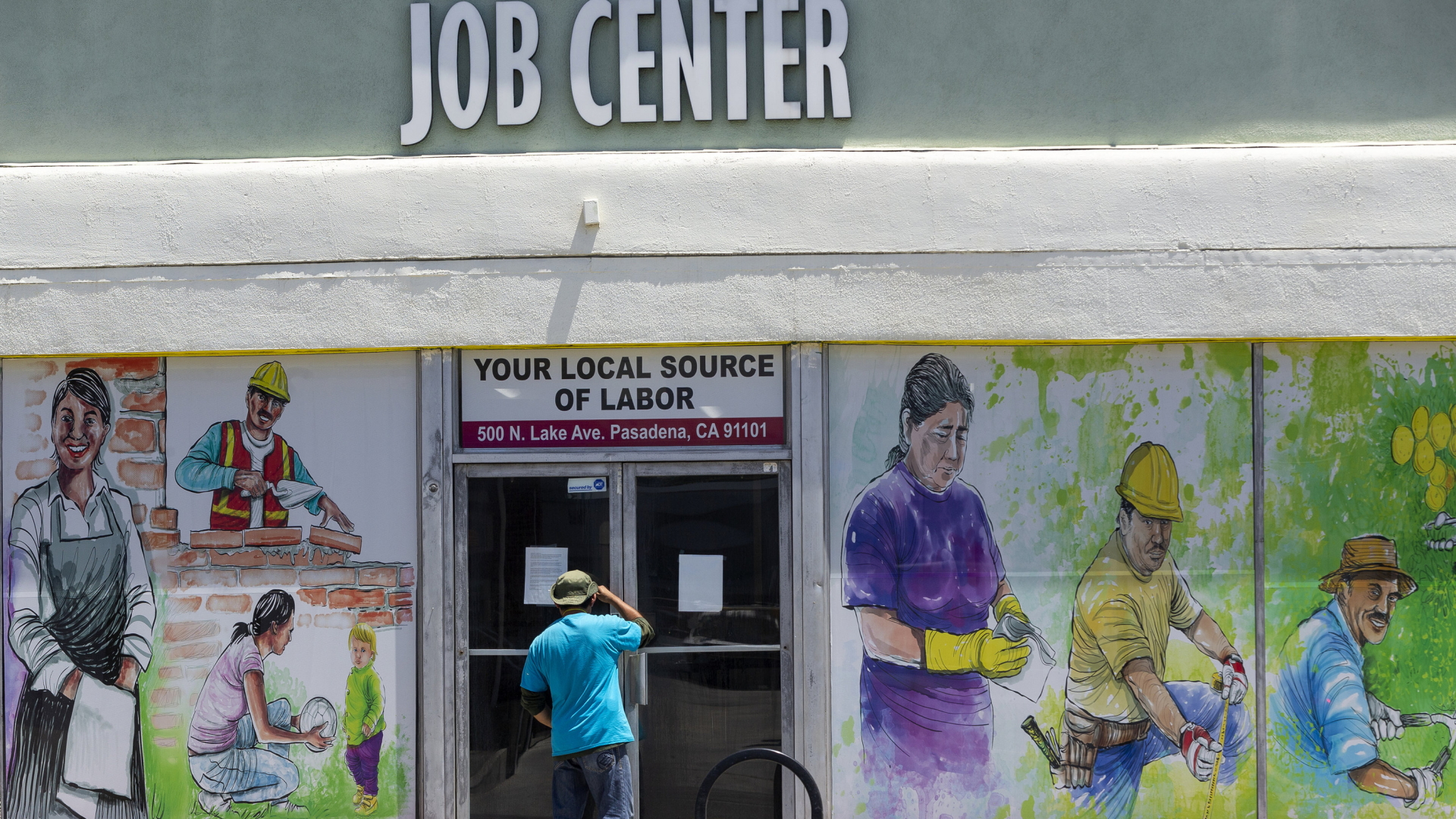 USA: Ein Mann schaut durch die geschlossene Tür eines Jobcenters. | AP