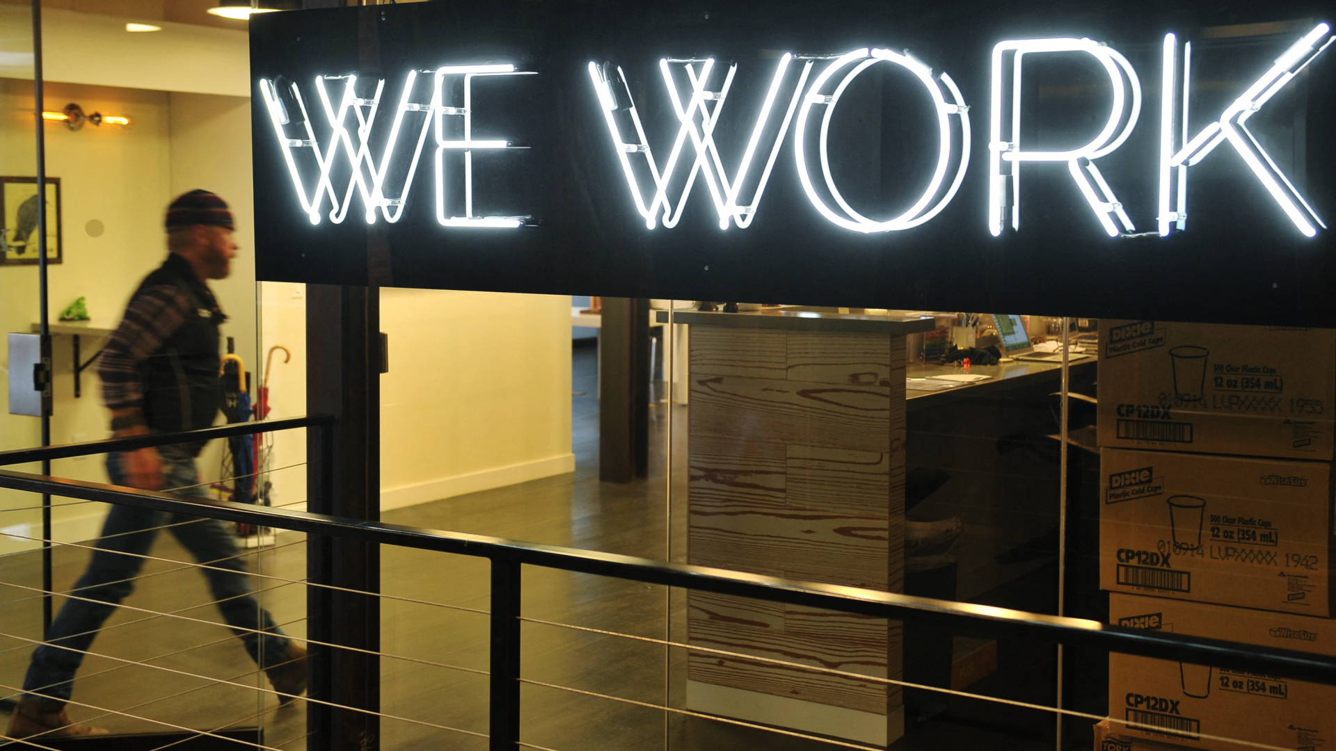 Lichtinstallation "We Work" am Eingang eines Coworking Space | AFP
