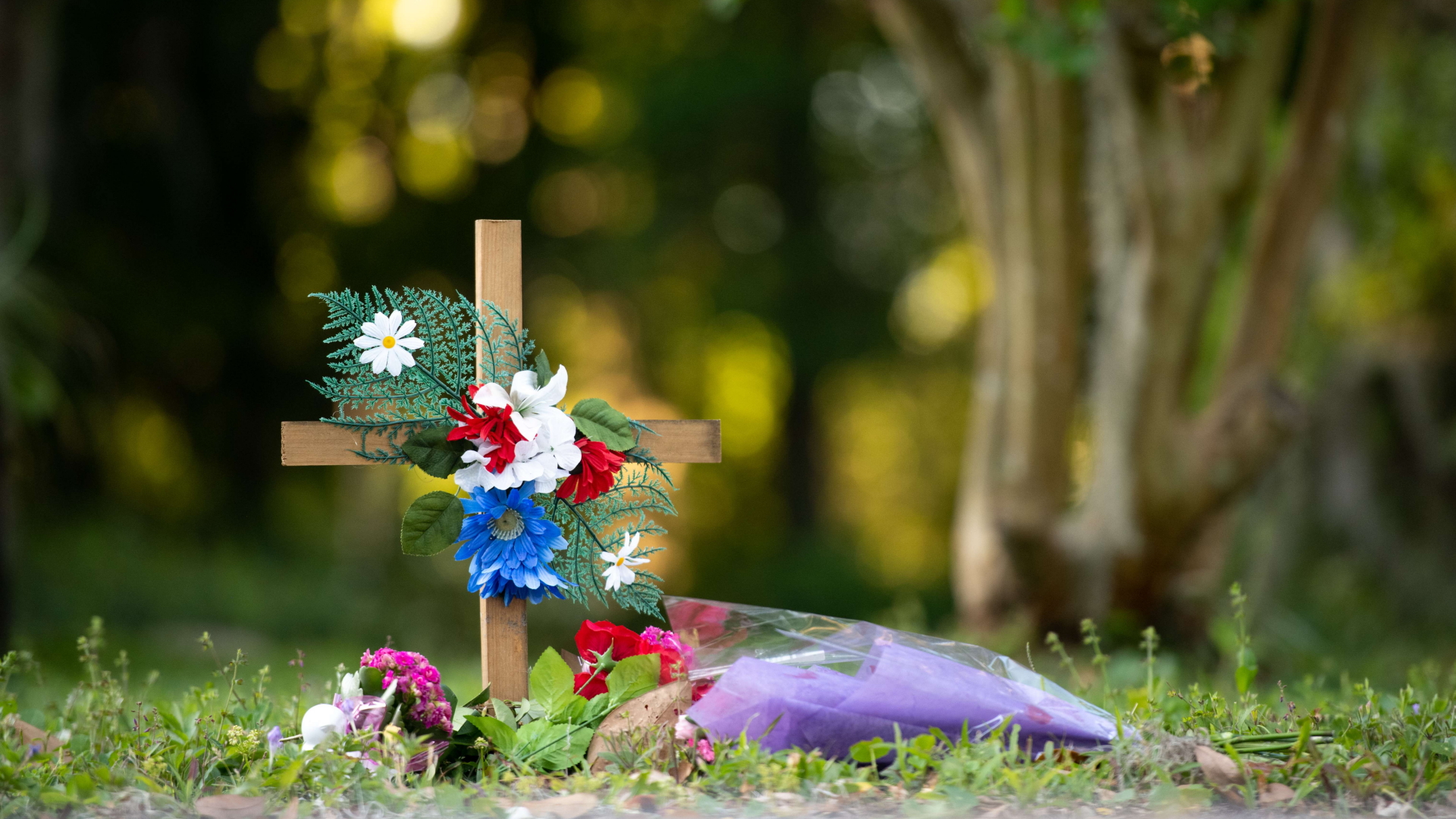 Ein mit Blumen geschmücktes Kreuz steht an der Stelle, wo der unbewaffnete Jogger Ahmaud Arbery im US-Staat Georgia erschossen wurde. | AFP