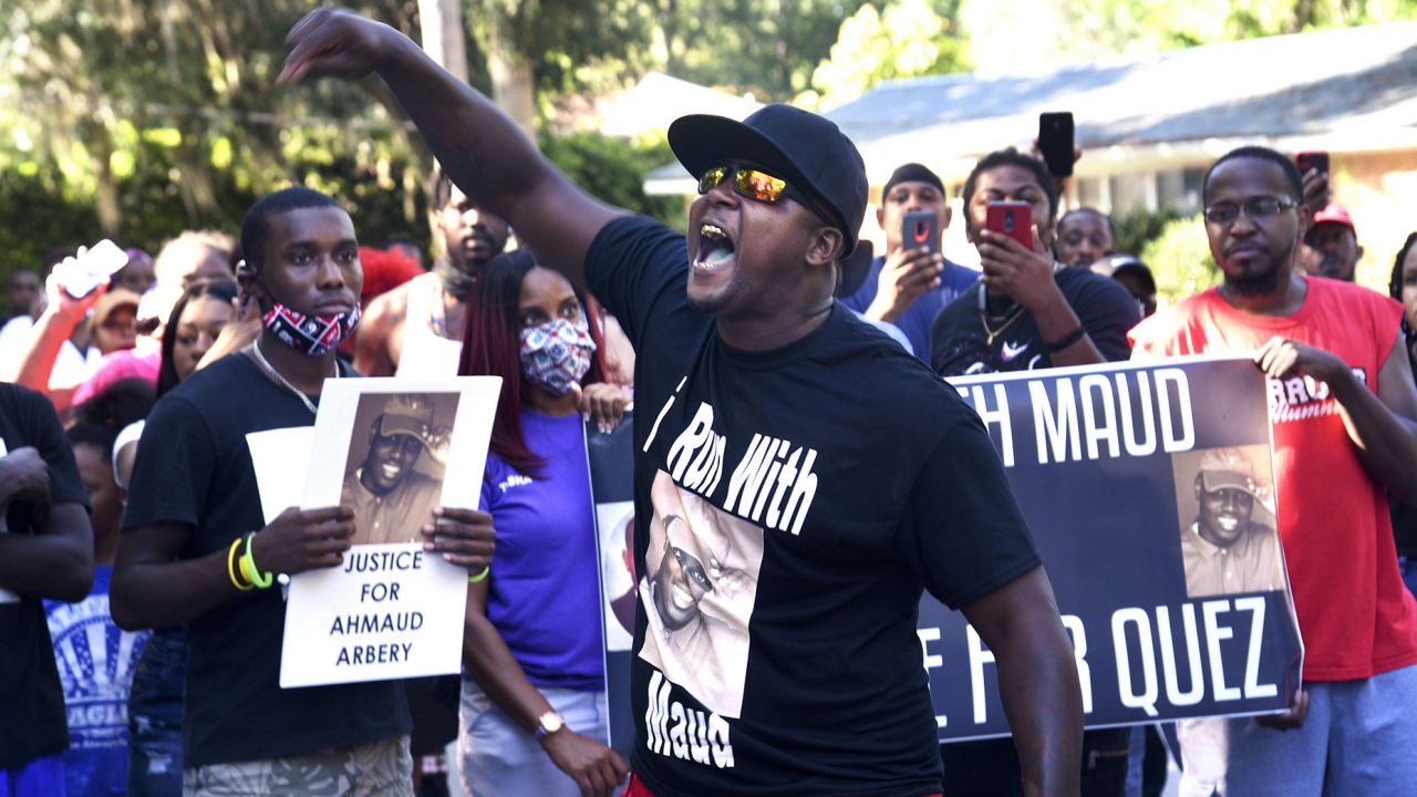 Demonstranten in Brunswick, Georgia, fordern Antworten im Fall des getöteten Joggers Ahmaud Arbery | AP