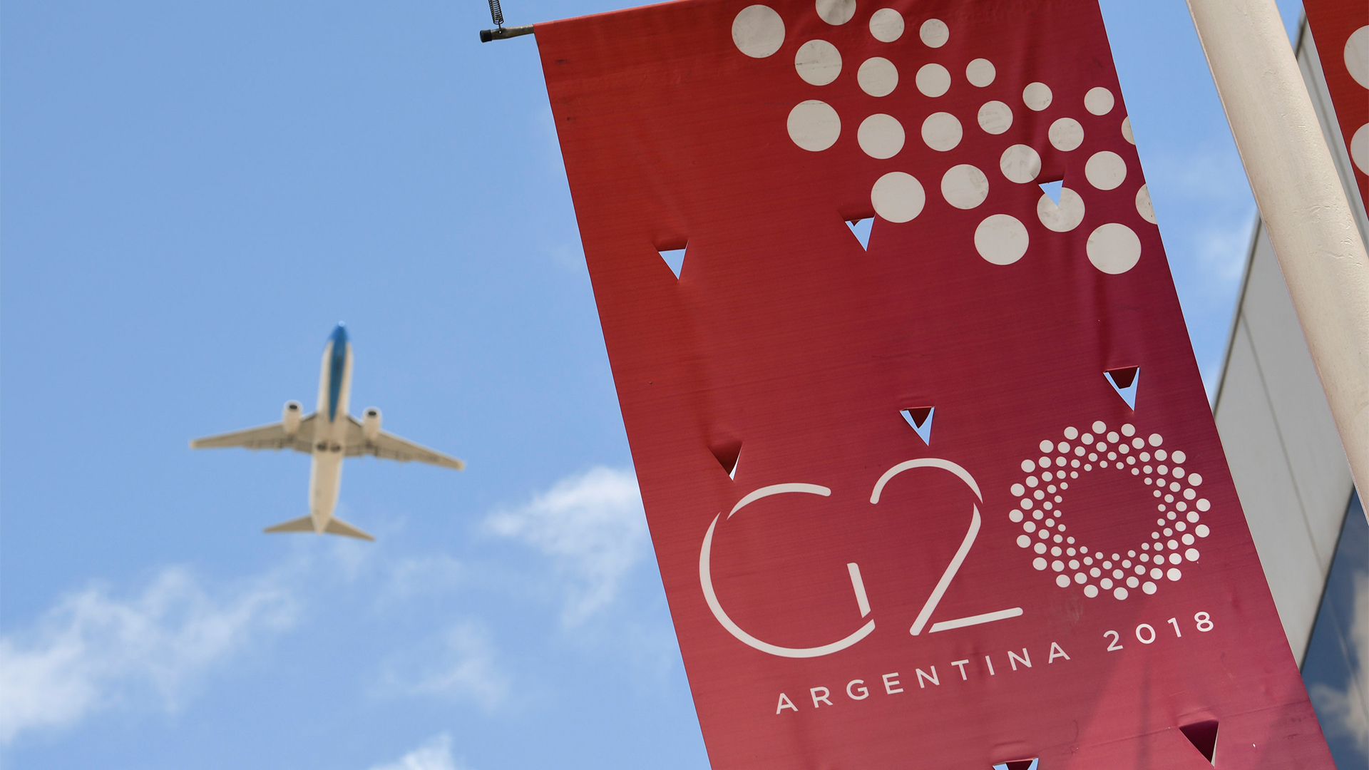 Flagge mit dem Schriftzug des G20-Gipfels in Buenos Aires | Bildquelle: AP