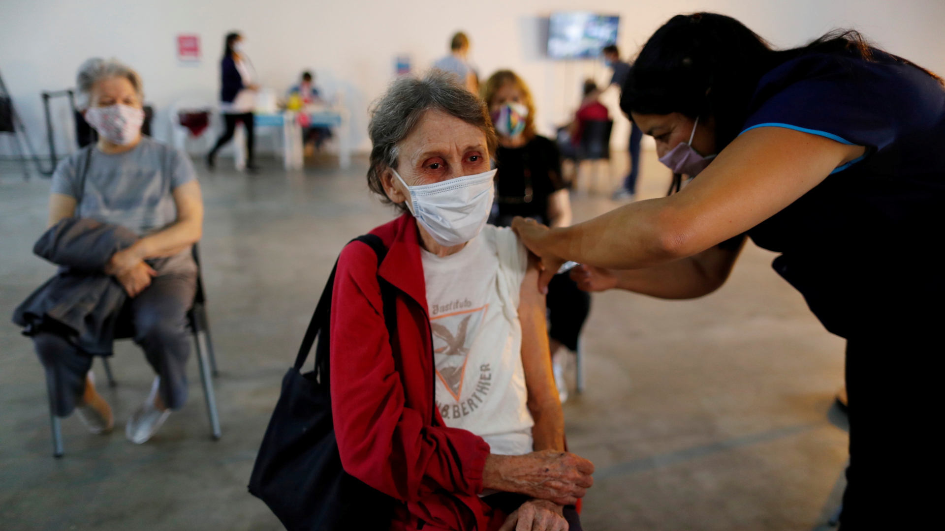 Eine Frau wird in Argentinien geimpft | REUTERS