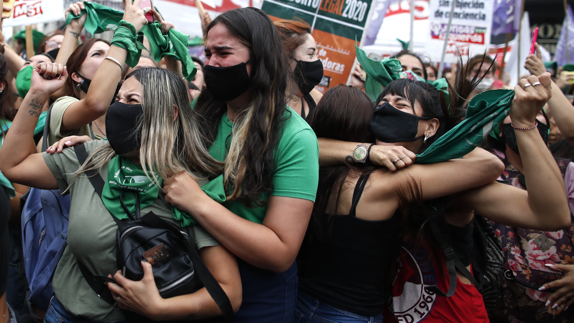 Frauen jubeln am 30.12.2020 in Buenos Aires (Argentinien) nach der Reform des Abtreibungsrechts. | dpa