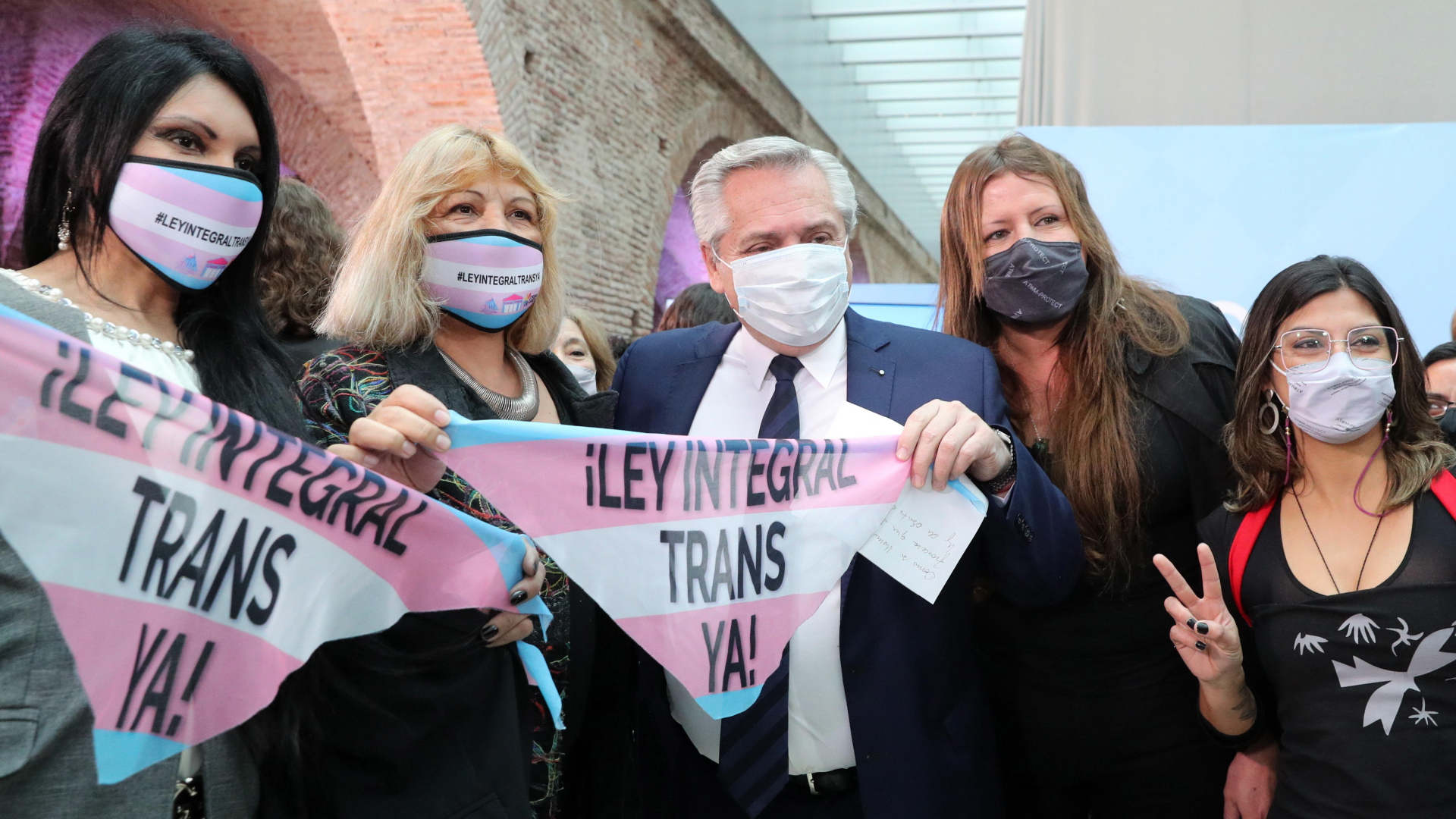 Argentiniens Präsident Fernandez mit LGBTTIQ-Aktivisten | EPA