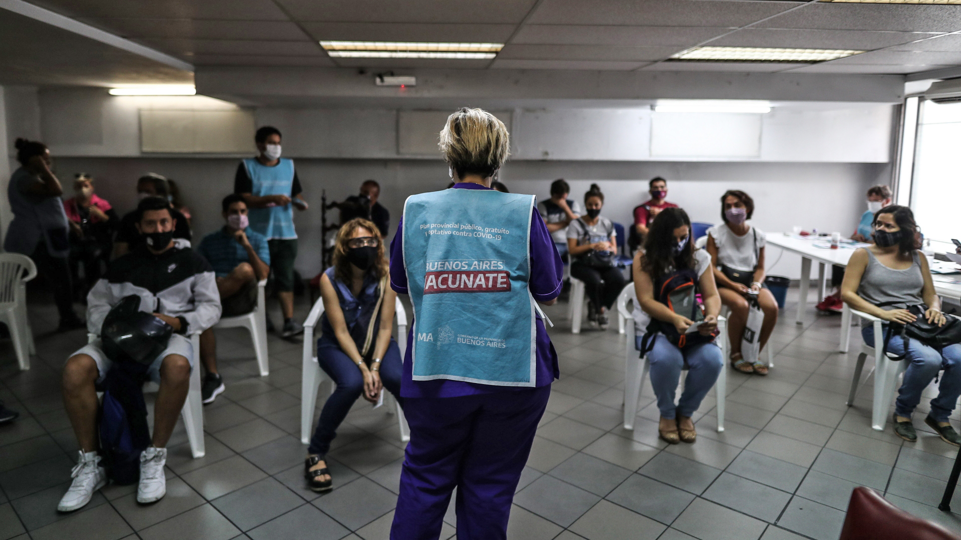 Menschen warten in einem Impfzentrum in Buenos Aires (Foto vom 16. März 2021). | EPA
