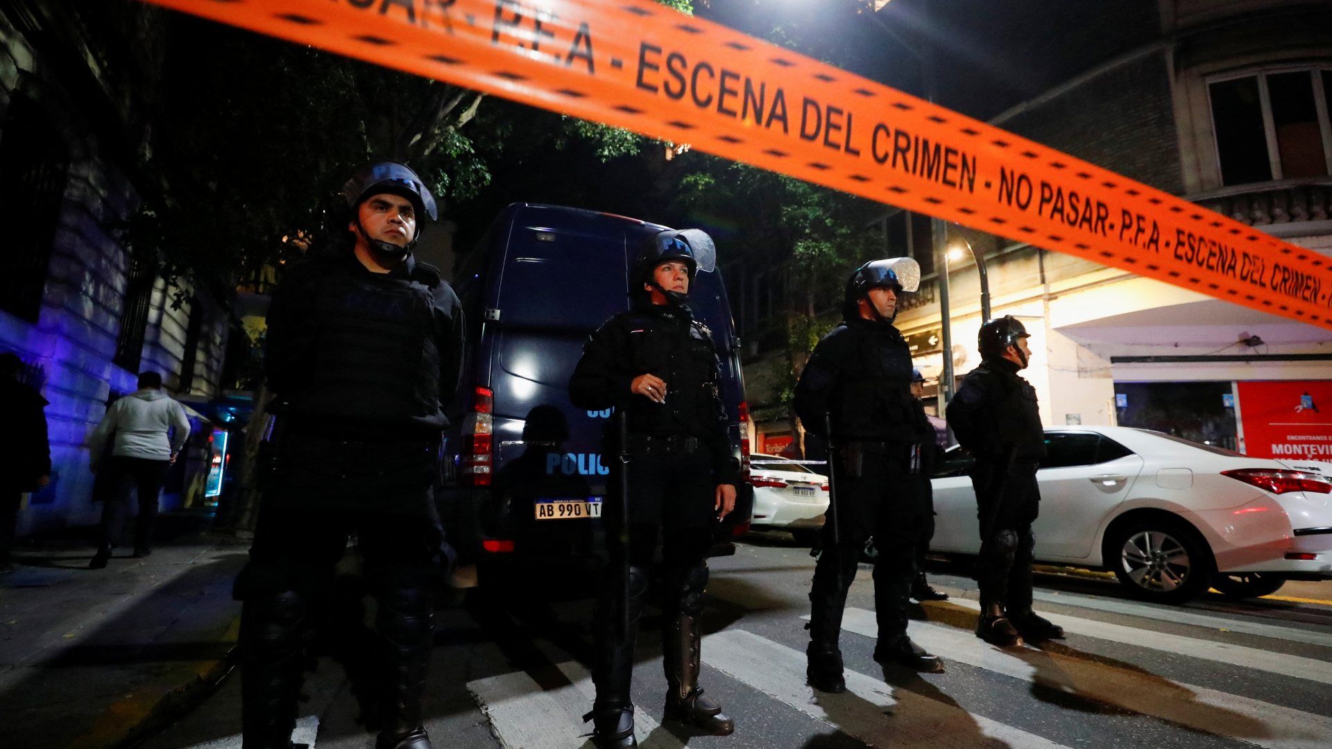 Polizisten bewachen den abgesperrten Bereich um das Wohnhaus der Vizepräsidentin Cristina Kirchner, die Anfang September 2022 mit einer Waffe bedroht wurde. | REUTERS