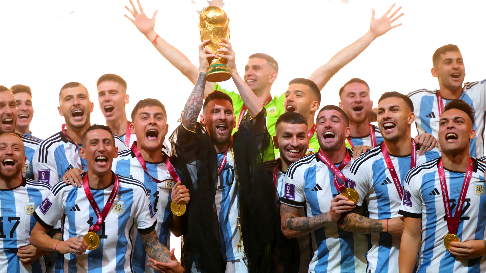 Die argentinische Mannschaft mit dem WM-Pokal in Katar