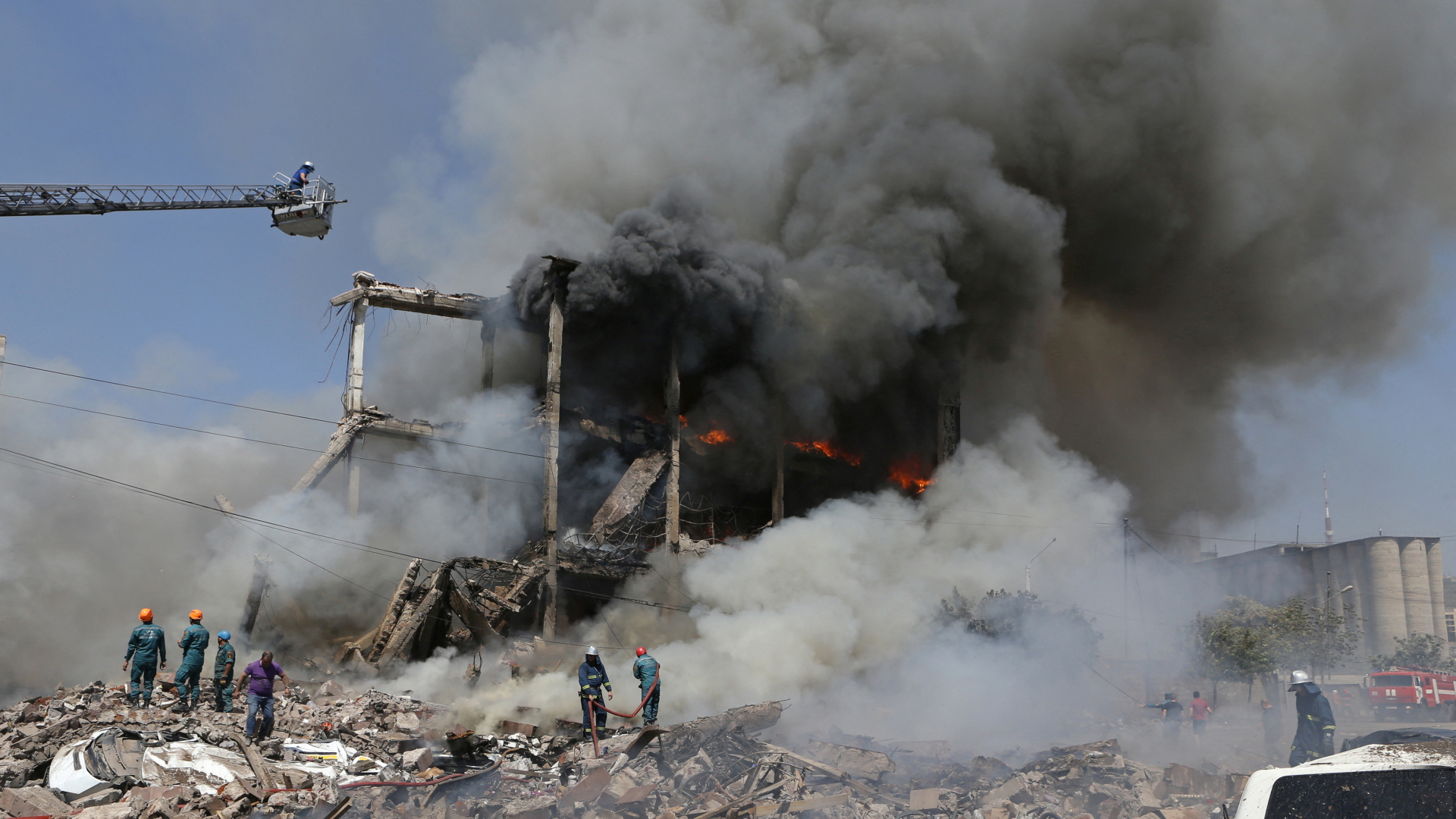 Feuerwehrleute versuchen den Brand nach einer Explosion in Eriwan zu löschen  | via REUTERS