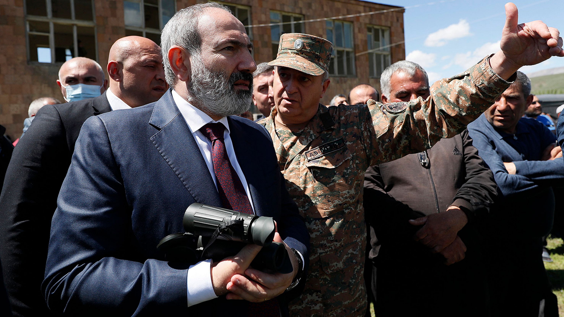 Armeniens amtierender Premier Paschinjan lässt sich von einem Militär die Lage in der südlichen Grenzregion zu Aserbaidschan erklären. | AFP