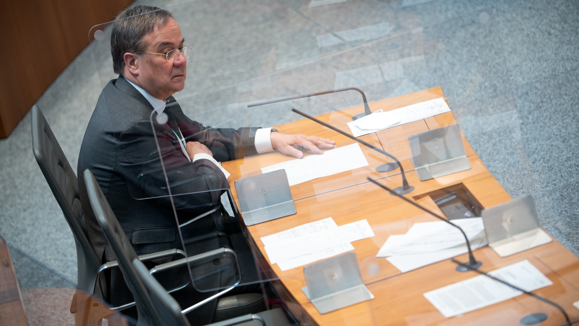 Ministerpräsident Armin Laschet sitzt im Landtag von Nordrhein-Westfalen. | dpa
