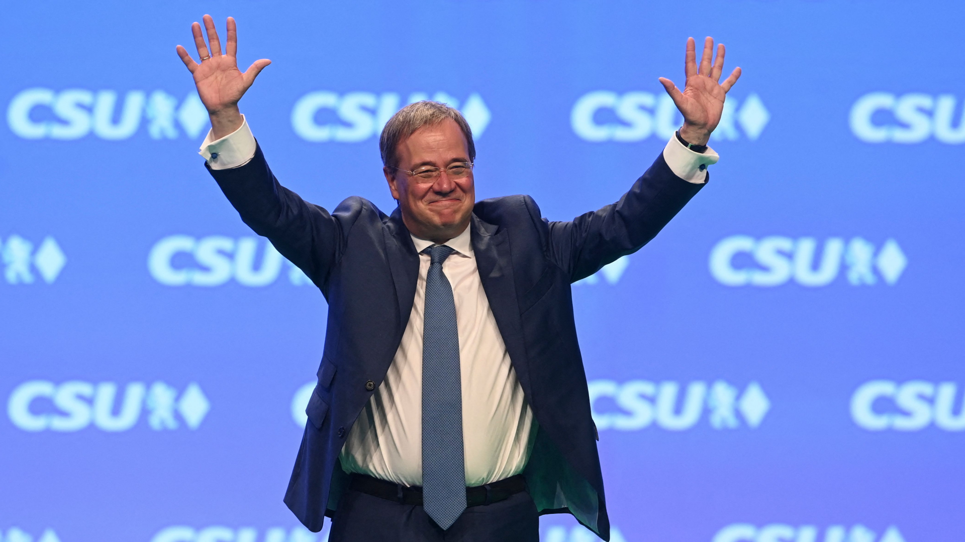 Armin Laschet winkt von der Bühne des CSU-Parteitags. | AFP