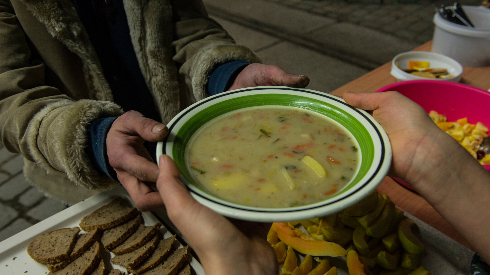 In der Berliner Stadtmission wird ein Teller warme Suppe an einen Bedürftigen ausgegeben.