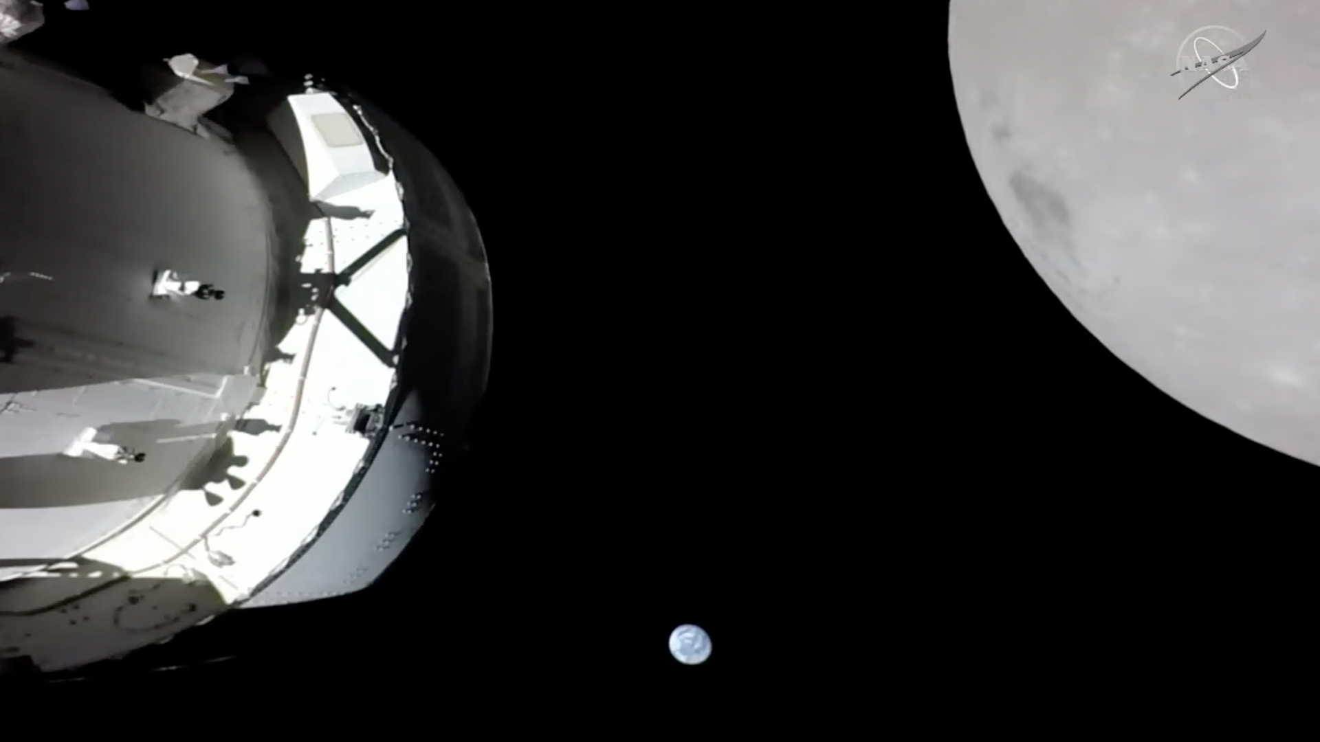 Das Foto der NASA zeigt die "Orion"-Kapsel (links), den Mond (rechts) und klein im Hintergrund die Erde. Bei ihrem Vorbeiflug kam "Orion" dem Mond sehr nahe. | dpa