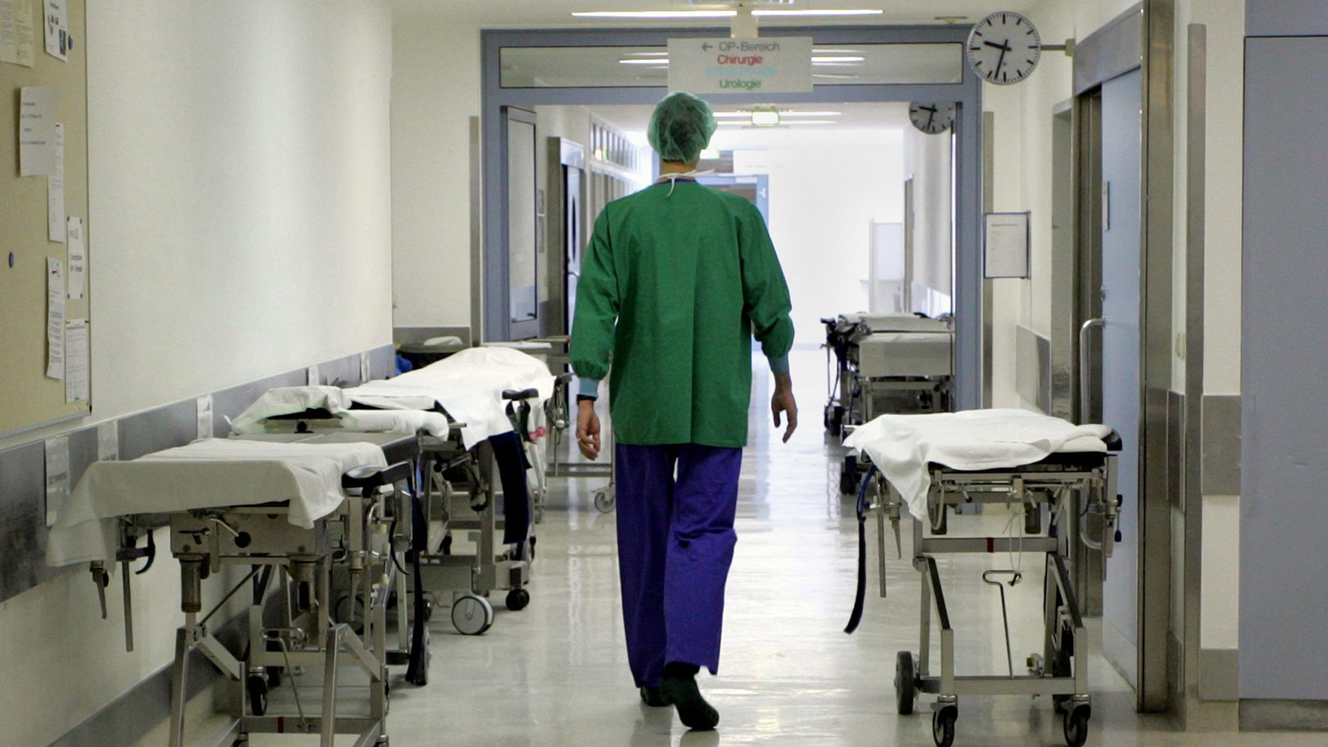 Ein Arzt geht einen Flur in einem Krankenhaus entlang | AP