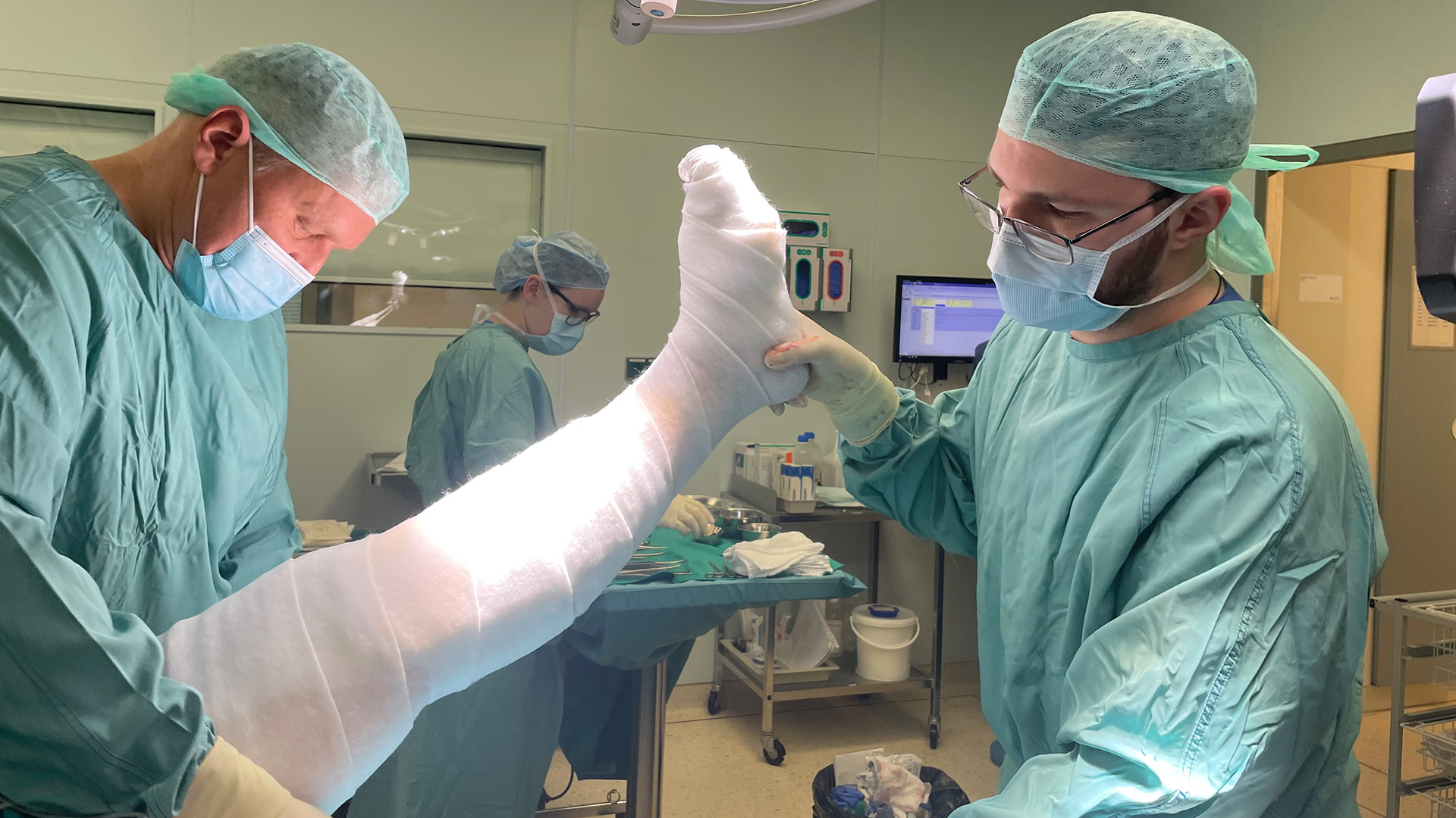 Ein junger ukrainischer Arzt im OP des Unfallkrankenhauses Berlin. | Nadine Bader