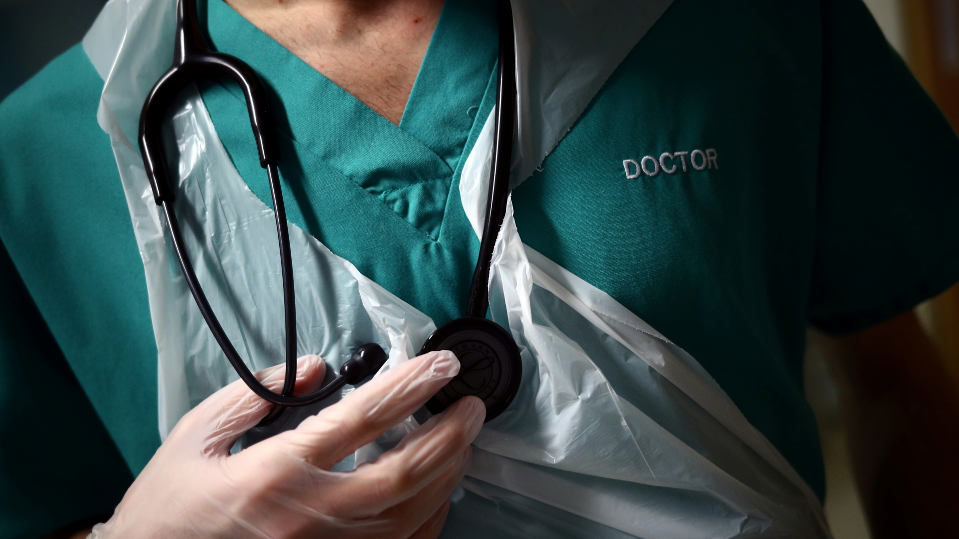 Ein Arzt hält sein Stethoskop im Royal Blackburn Lehrkrankenhaus in Großbritannien.  | dpa