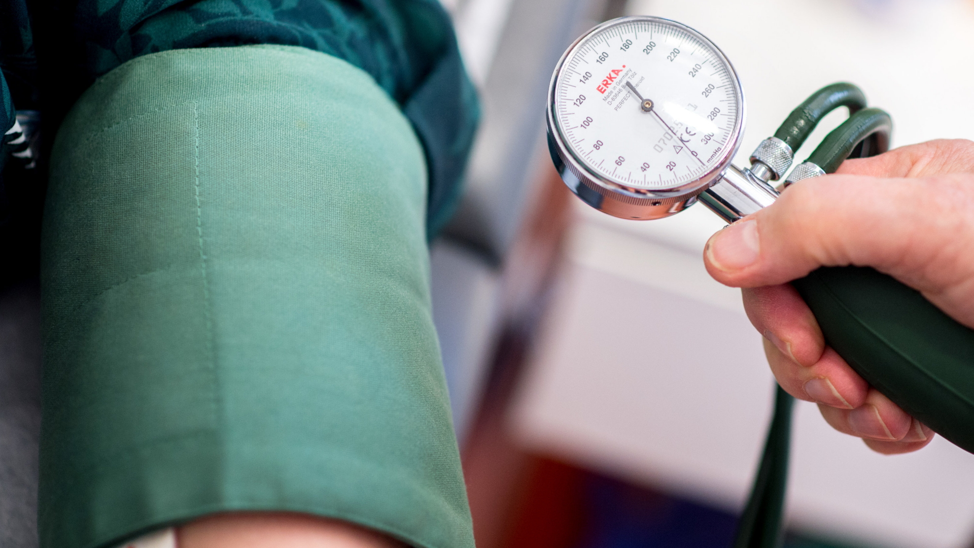 Ein Arzt misst den Blutdruck einer Patientin. | dpa