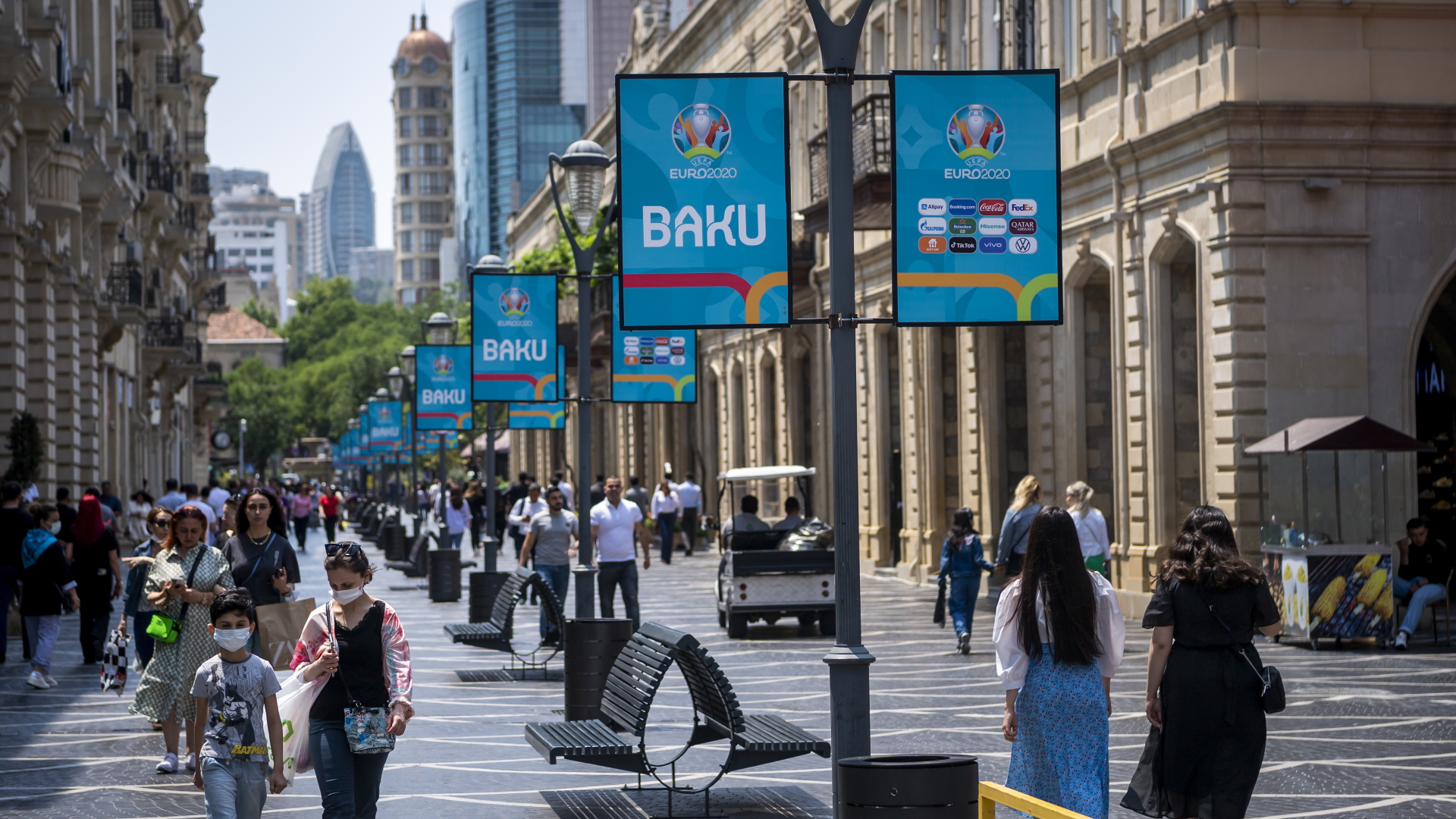 Fußball-EM-Plakate im Zentrum von Aserbaidschans Hauptstadt Baku | dpa