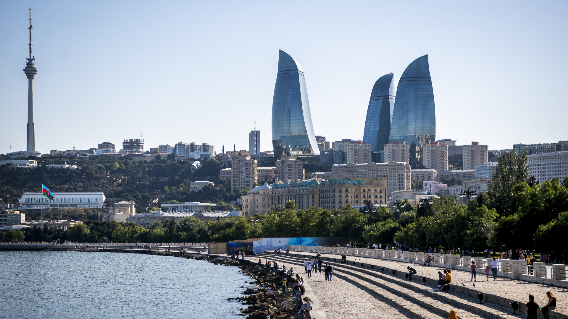 Blick von der Uferpromenade in Baku auf die "Flammentürme". | EPA