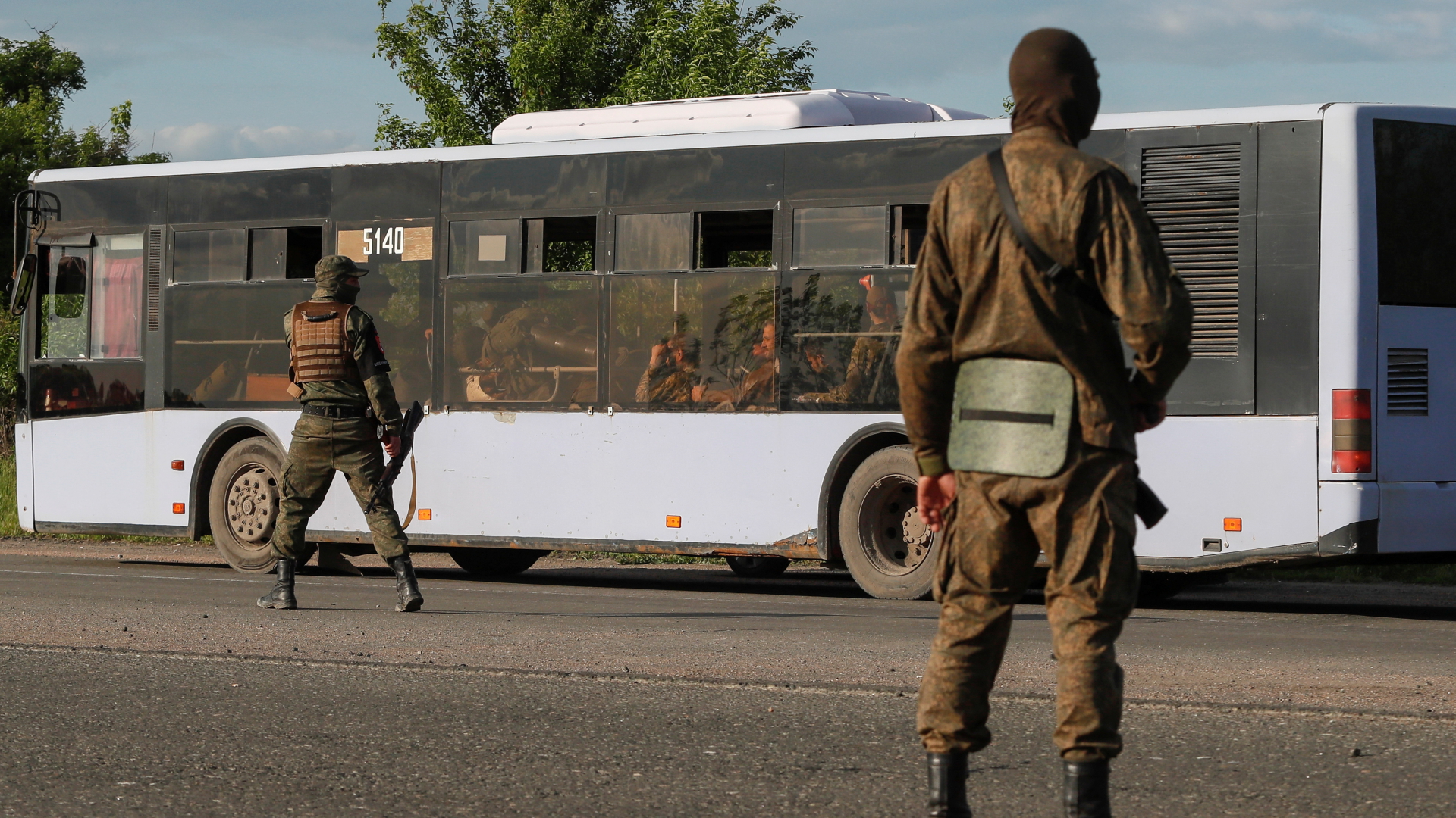 Ukrainische Soldaten werden in einem Bus abtransportiert.