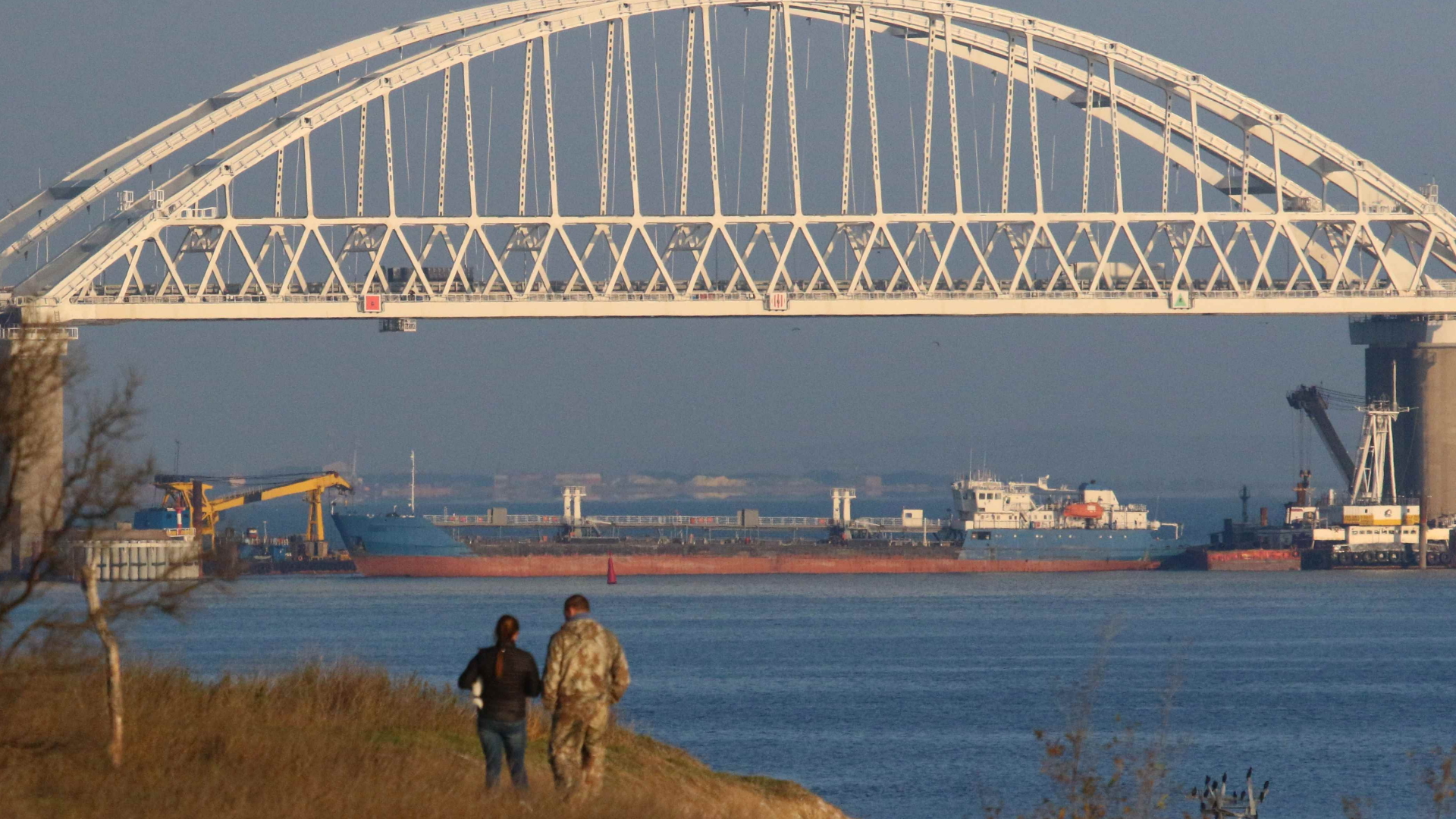 Russischer Tanker unter der Brücke, die Russland mit der Krim verbindet. | REUTERS