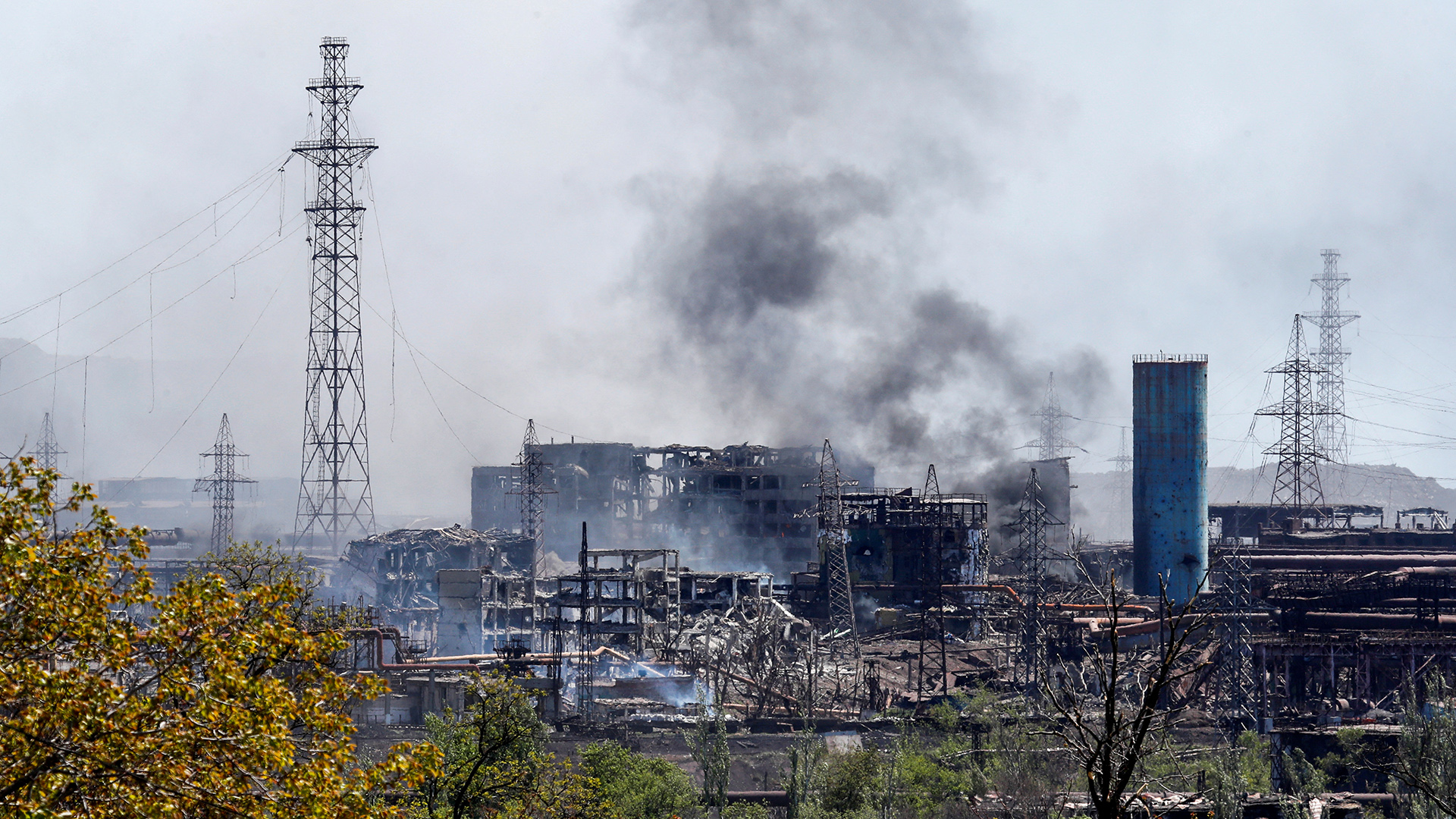 Rauch steigt aus dem zerstörten Asowstahlwerk auf. | REUTERS