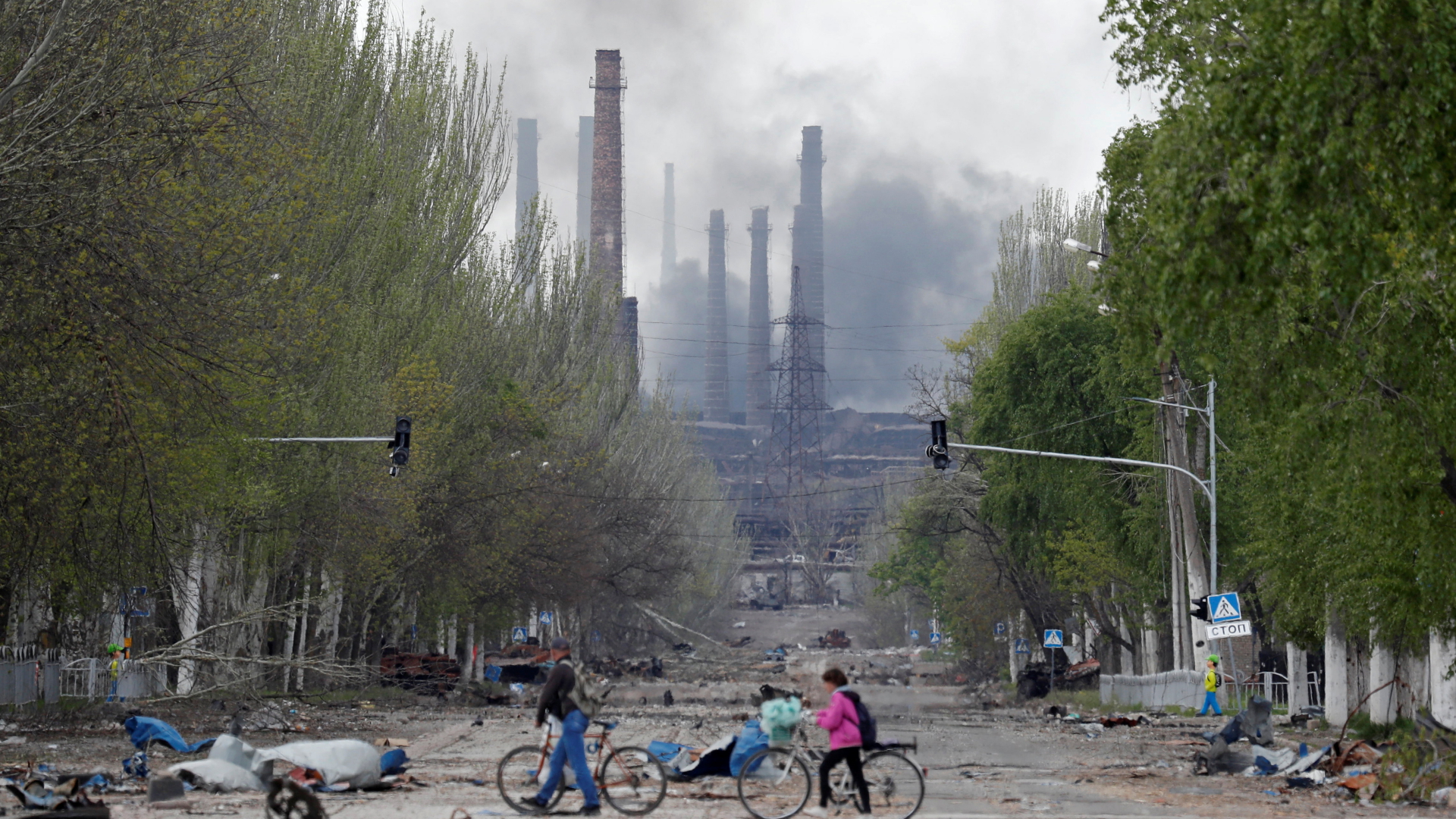 Rauch steigt über dem belagerten Stahlwerk Asowstal in Mariupol auf. (2.5.2022) 
