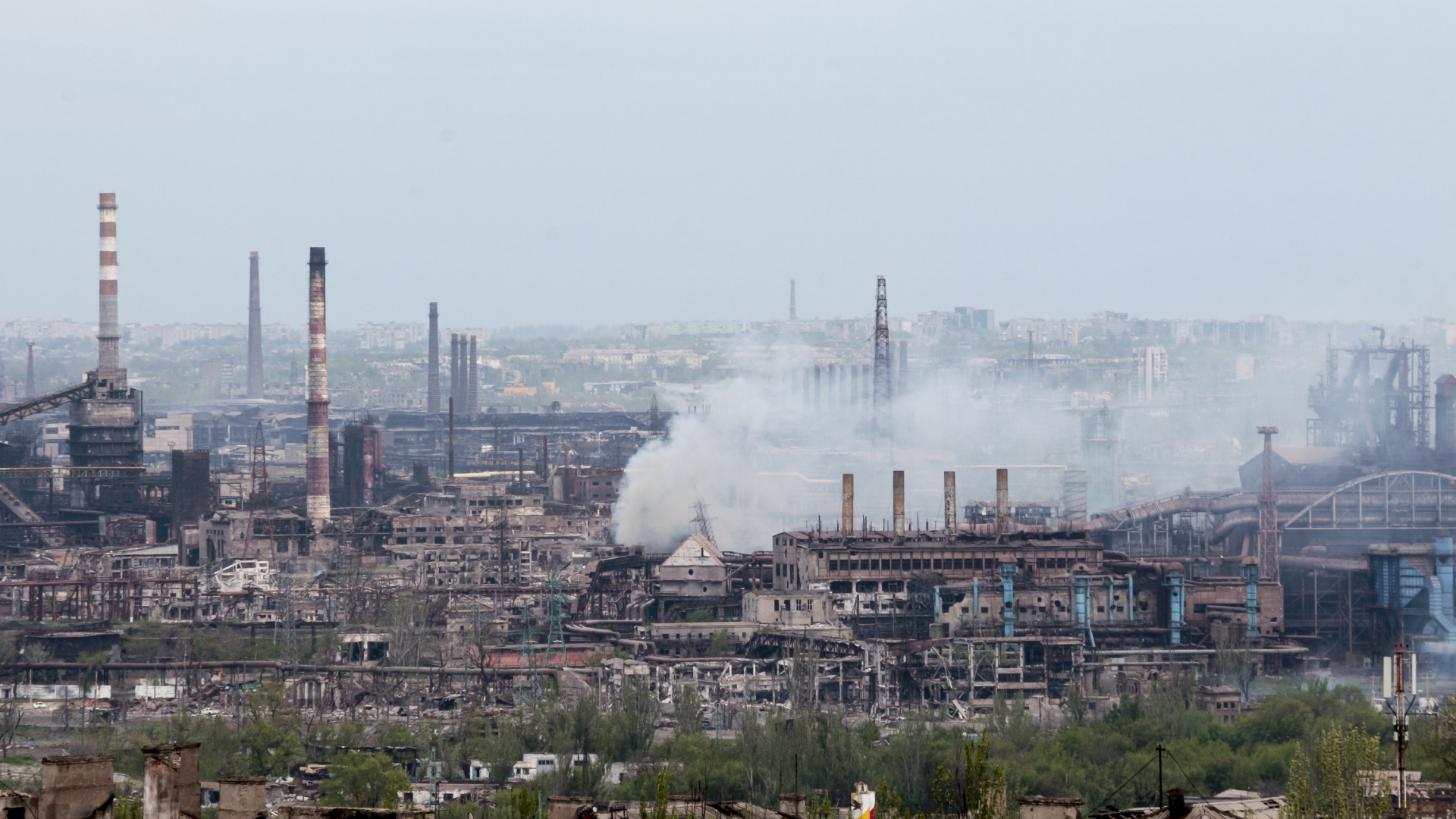 Rauch steigt auf über dem Asowstal-Werk in Mariupol, Ukraine. | AP