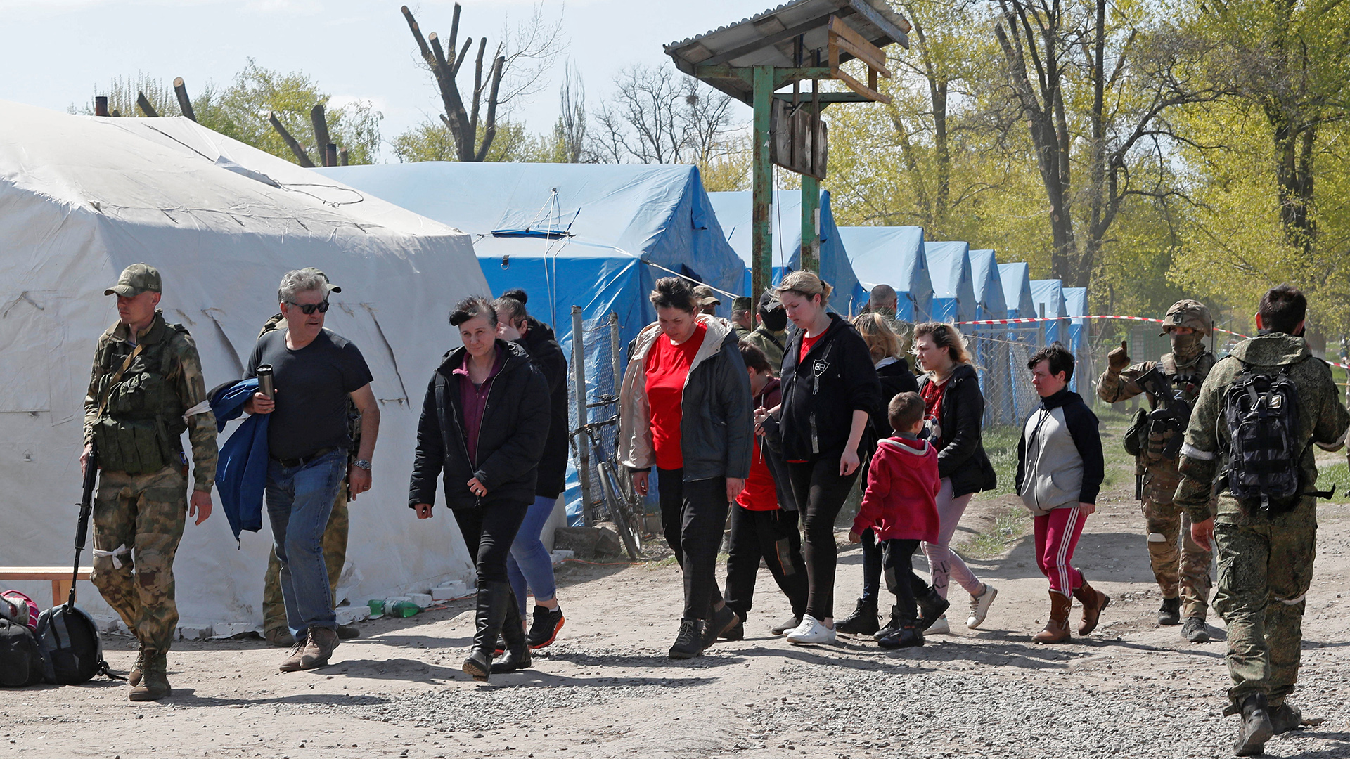 Zivilisten, die das Gebiet in der Nähe des Stahlwerks Azowstal in Mariupol verlassen haben in Bezimenne, Region Donezk. | REUTERS