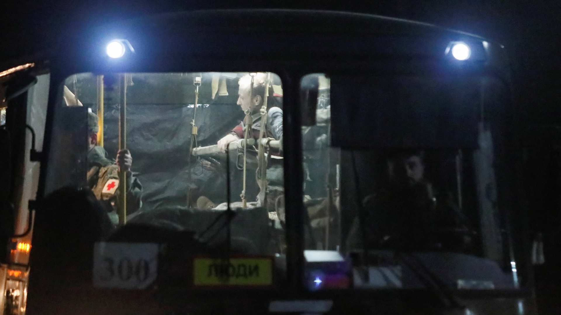 Ein Bus transportiert ukrainische Soldaten aus dem Asowstal-Werk.