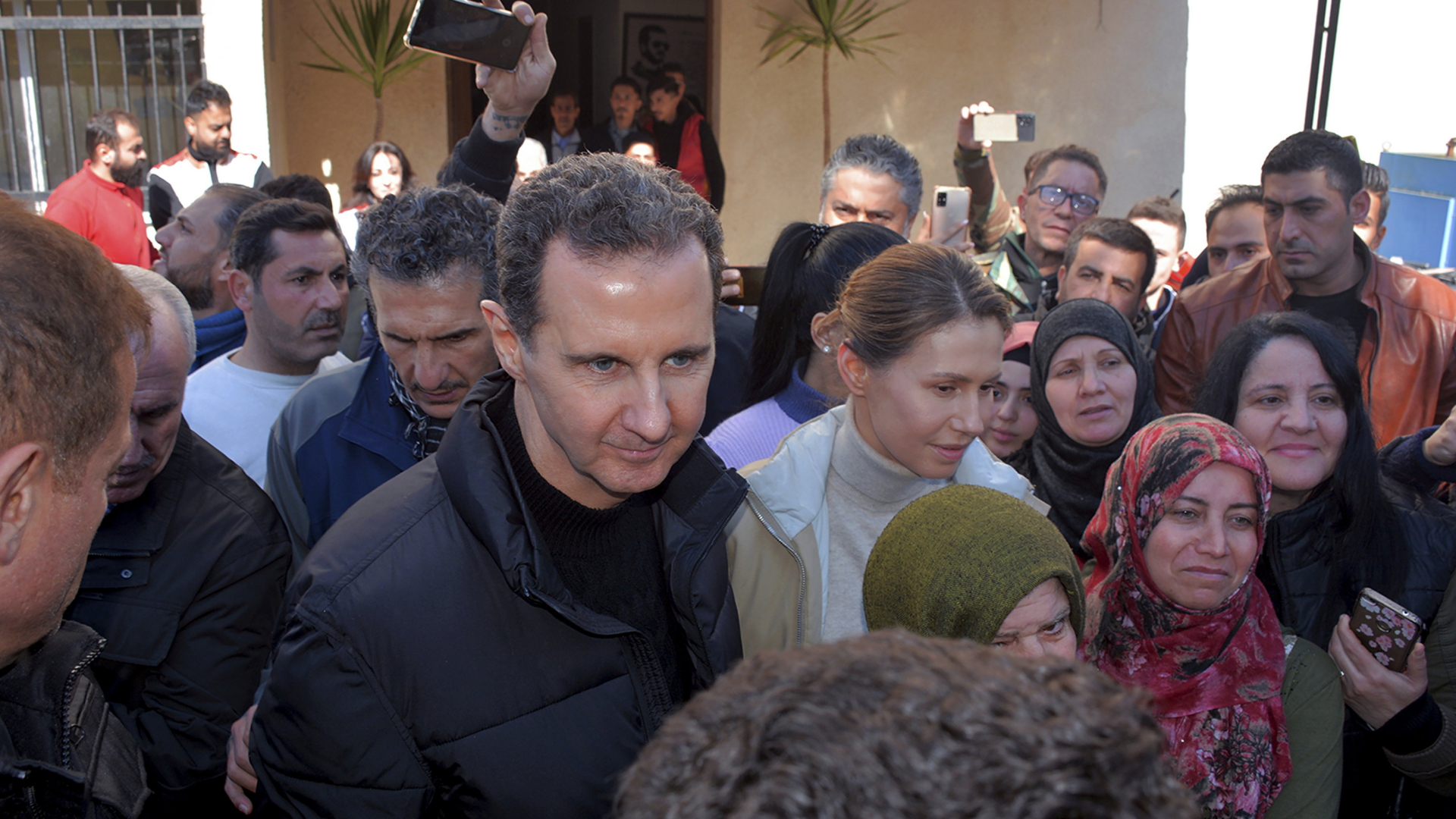 Bashar Assad und seine Frau Asma besuchen die Erdbebengebiete in Syrien. | AP