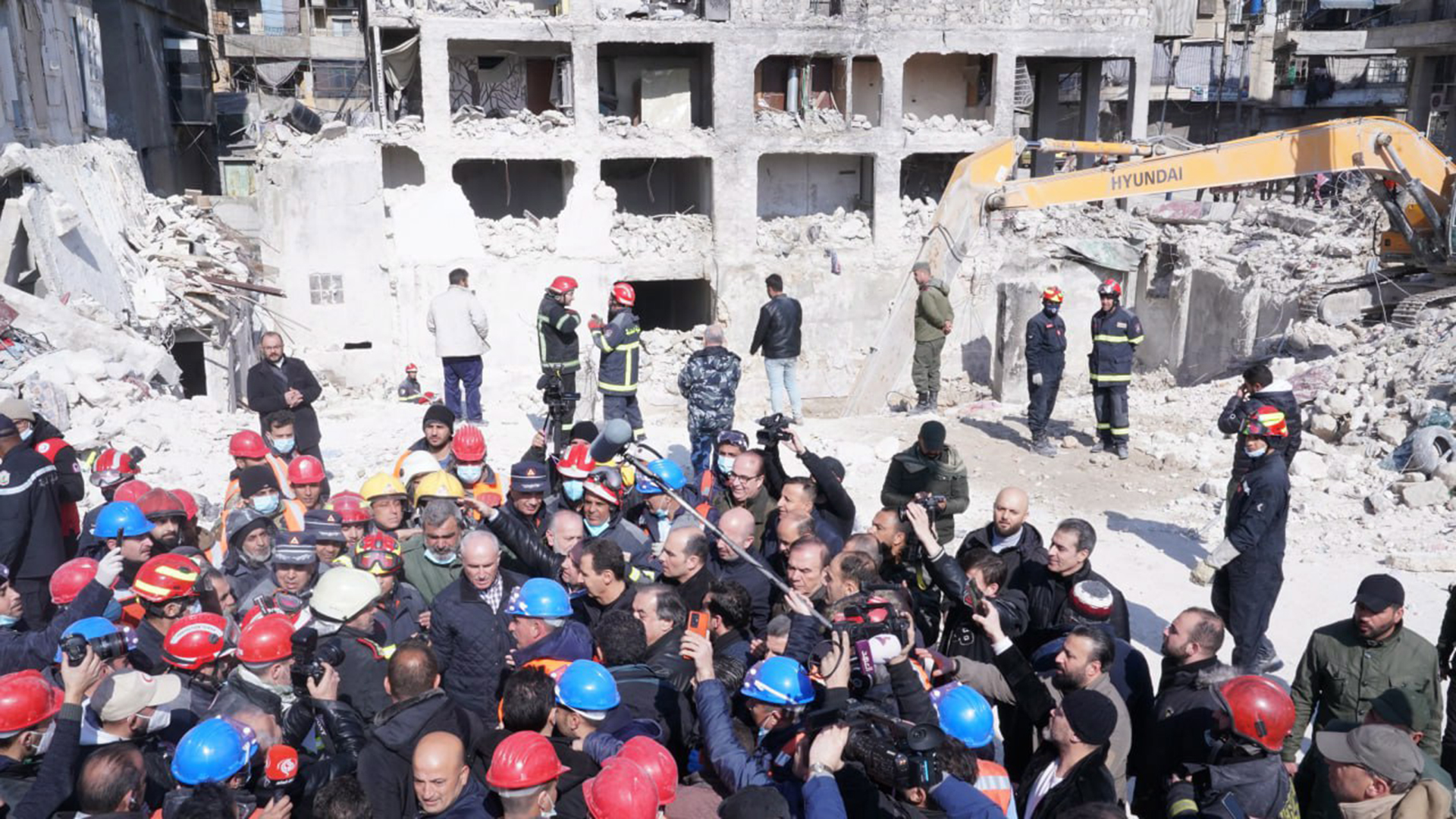 Bashar al-Assad (Mitte) in einer Menschenmenge vor Trümmern in Aleppo | EPA