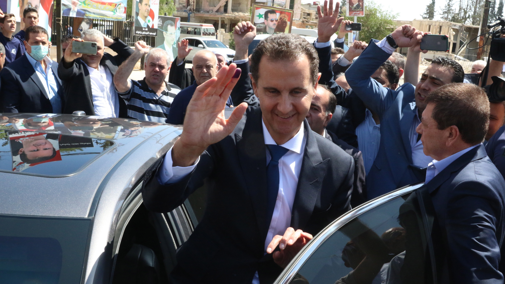 Syriens Machthaber Baschar al-Assad beim Verlassen eines Wahllokals in Damaskus. | EPA